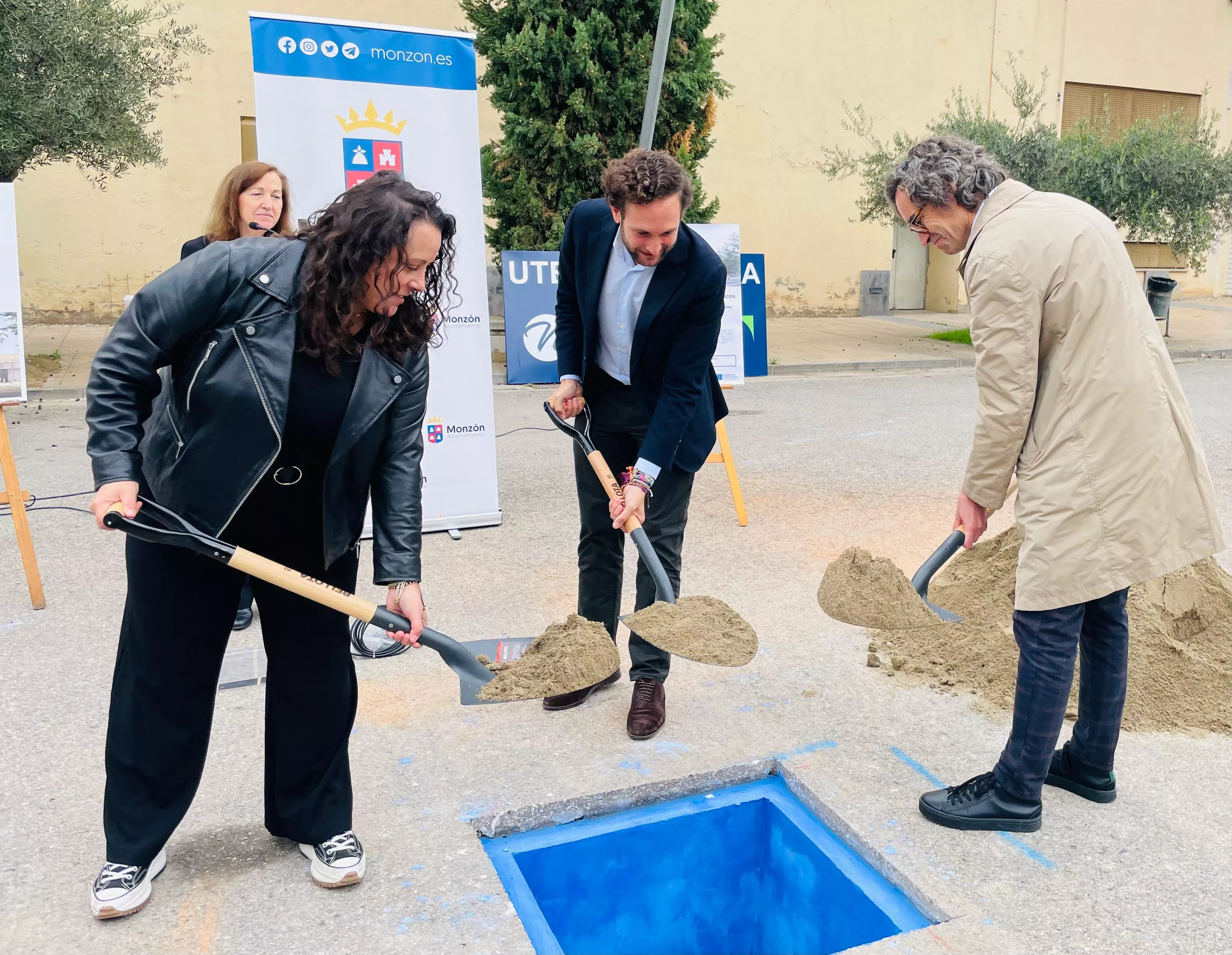 Raquel Galiano, Isaac Claver y Jorge Tárrago echan paladas de arena en la primera piedra de la Azucarera