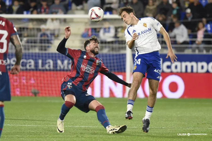 Javi Pérez resbala ante un jugador del Zaragoza en el derbi aragonés. Foto LaLiga