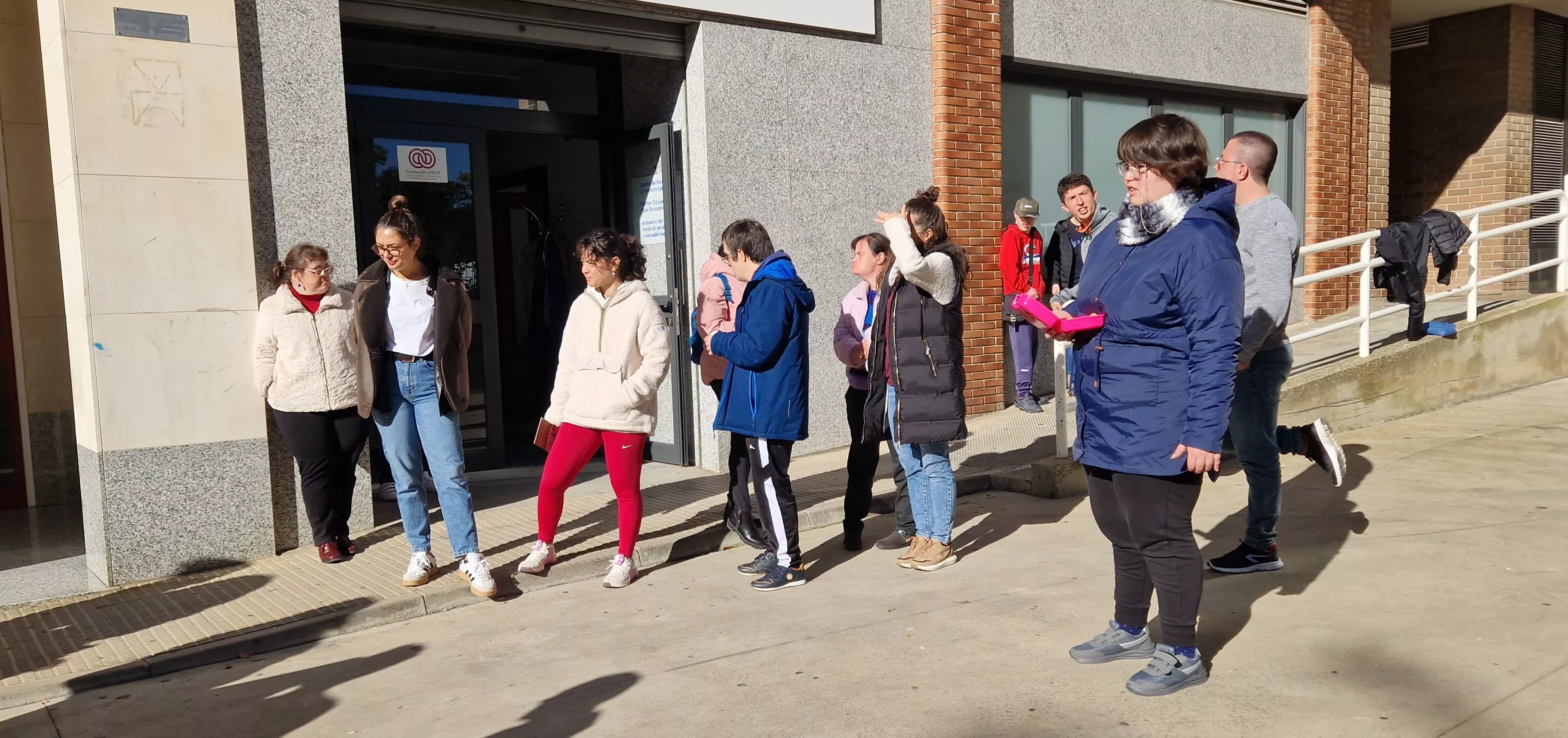 Visita de la Abueleta y el Payaso al centro de adultos de Down Huesca. Foto Myriam Martínez