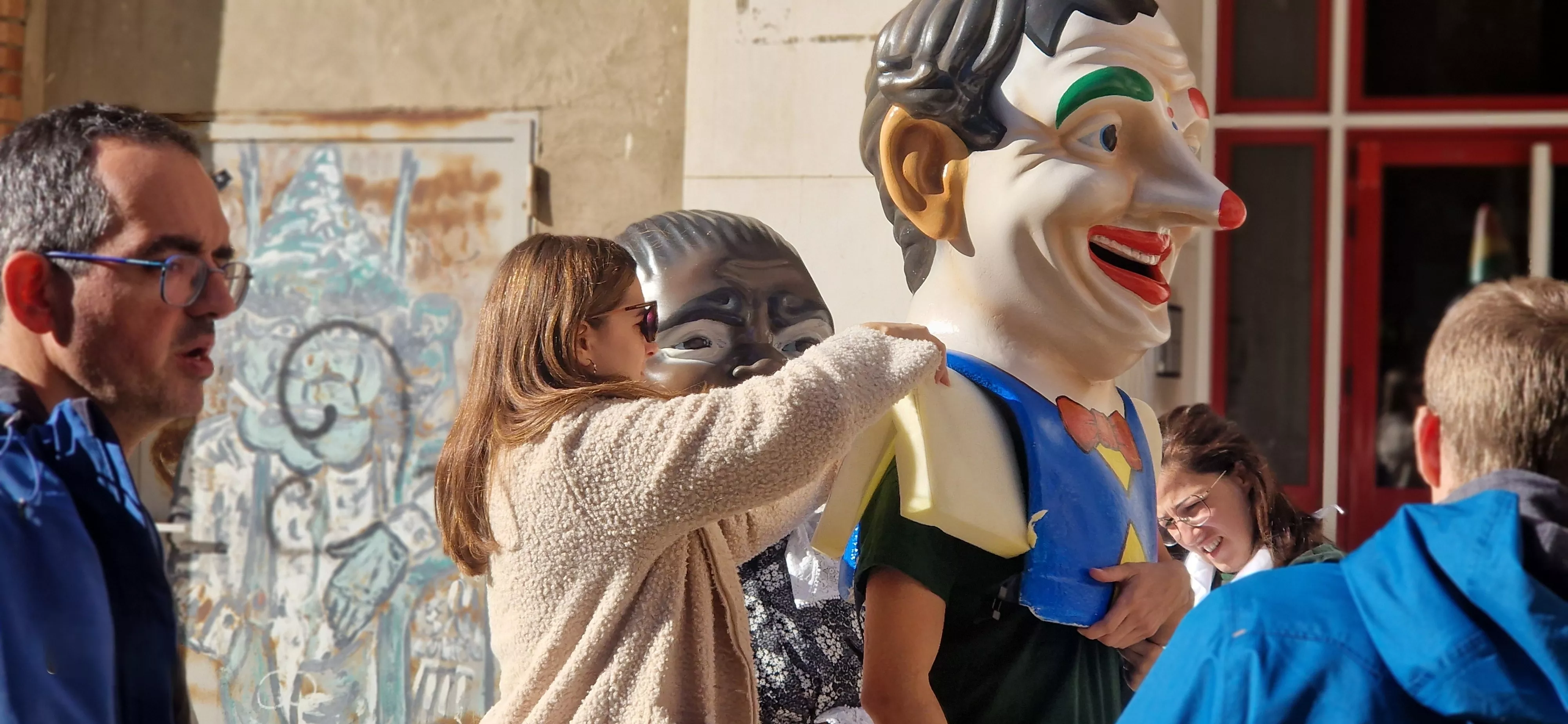 Visita de la Abueleta y el Payaso al centro de adultos de Down Huesca. Foto Myriam Martínez