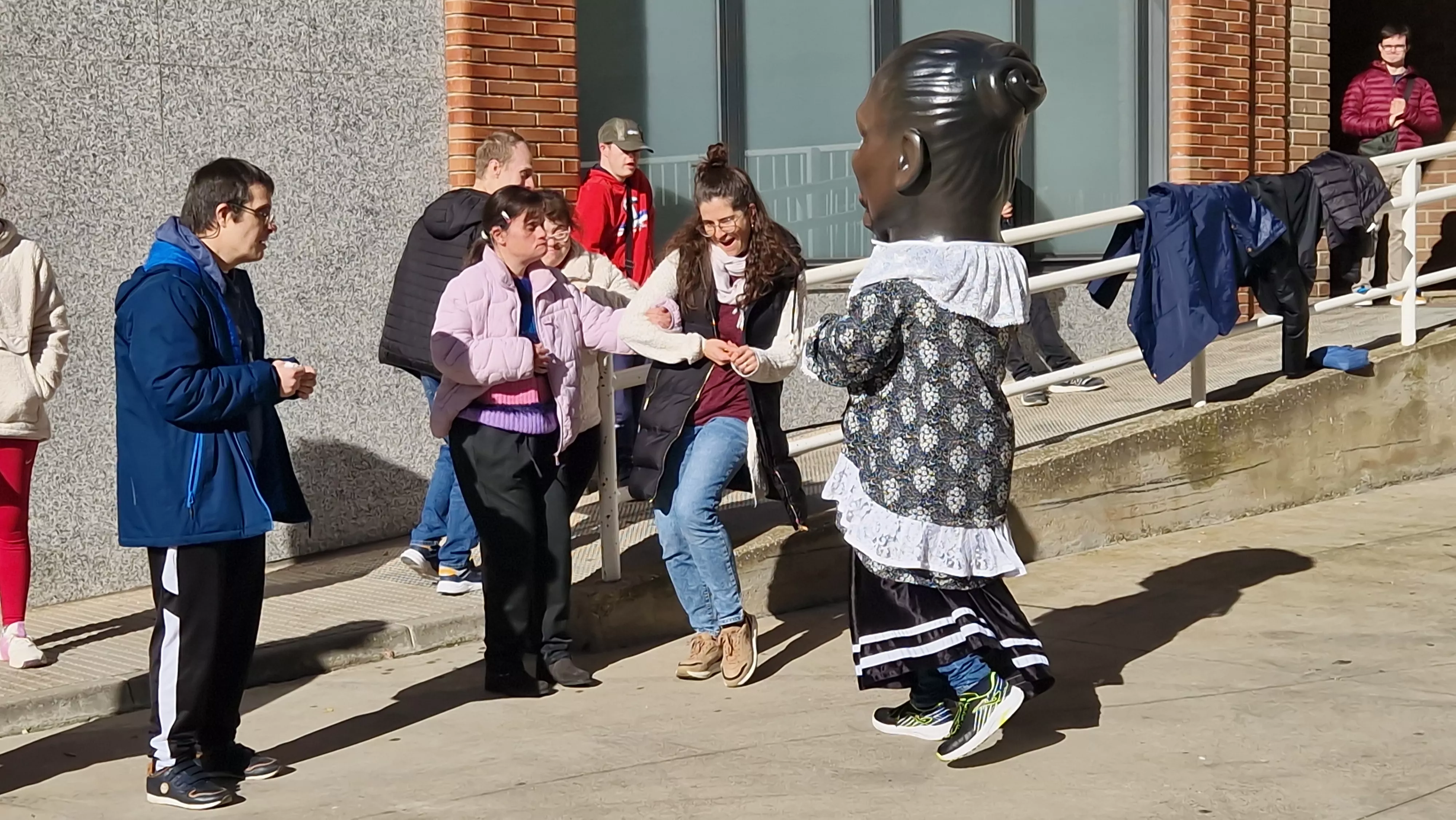 Visita de la Abueleta y el Payaso al centro de adultos de Down Huesca. Foto Myriam Martínez