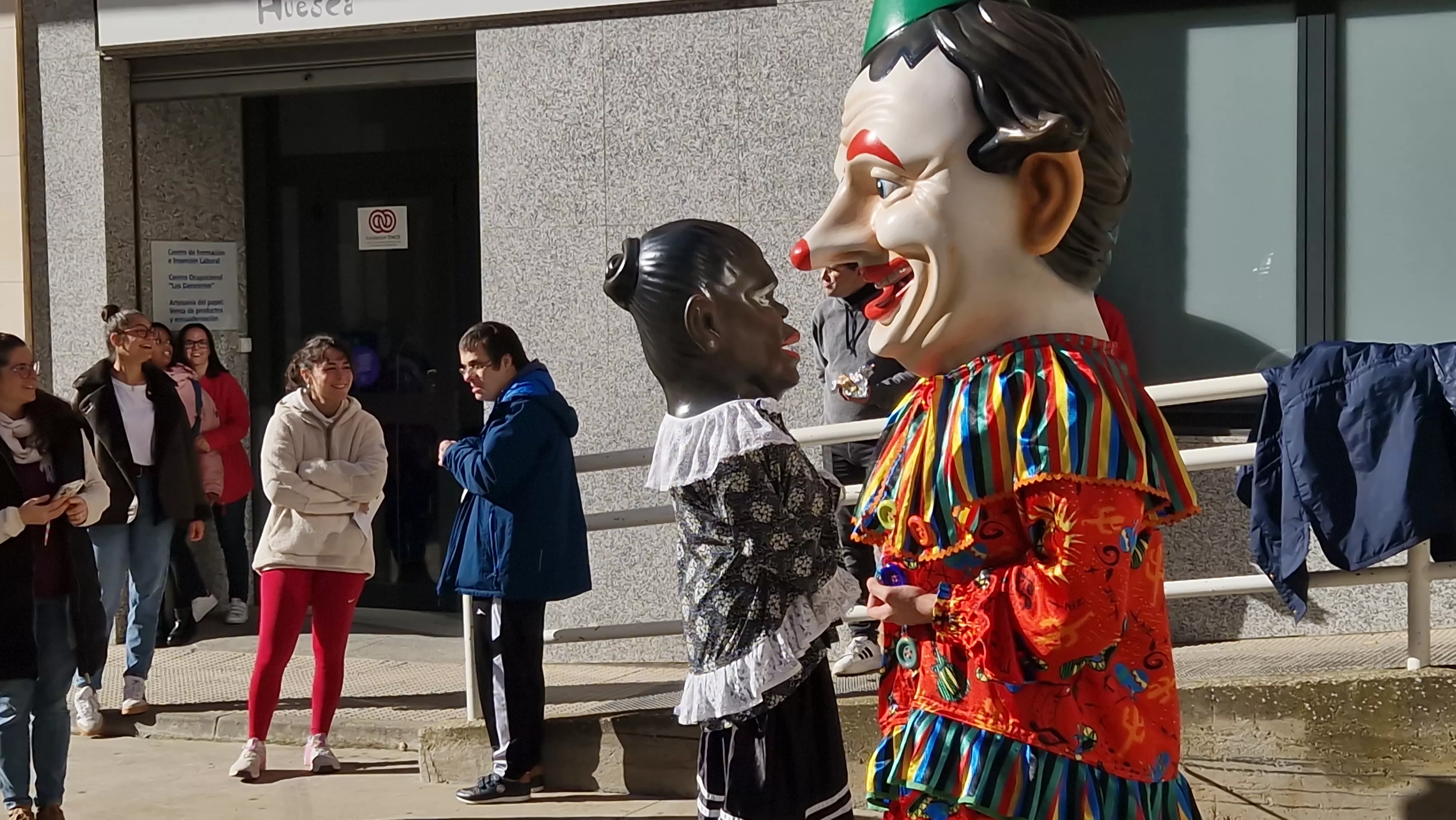 Visita de la Abueleta y el Payaso al centro de adultos de Down Huesca. Foto Myriam Martínez