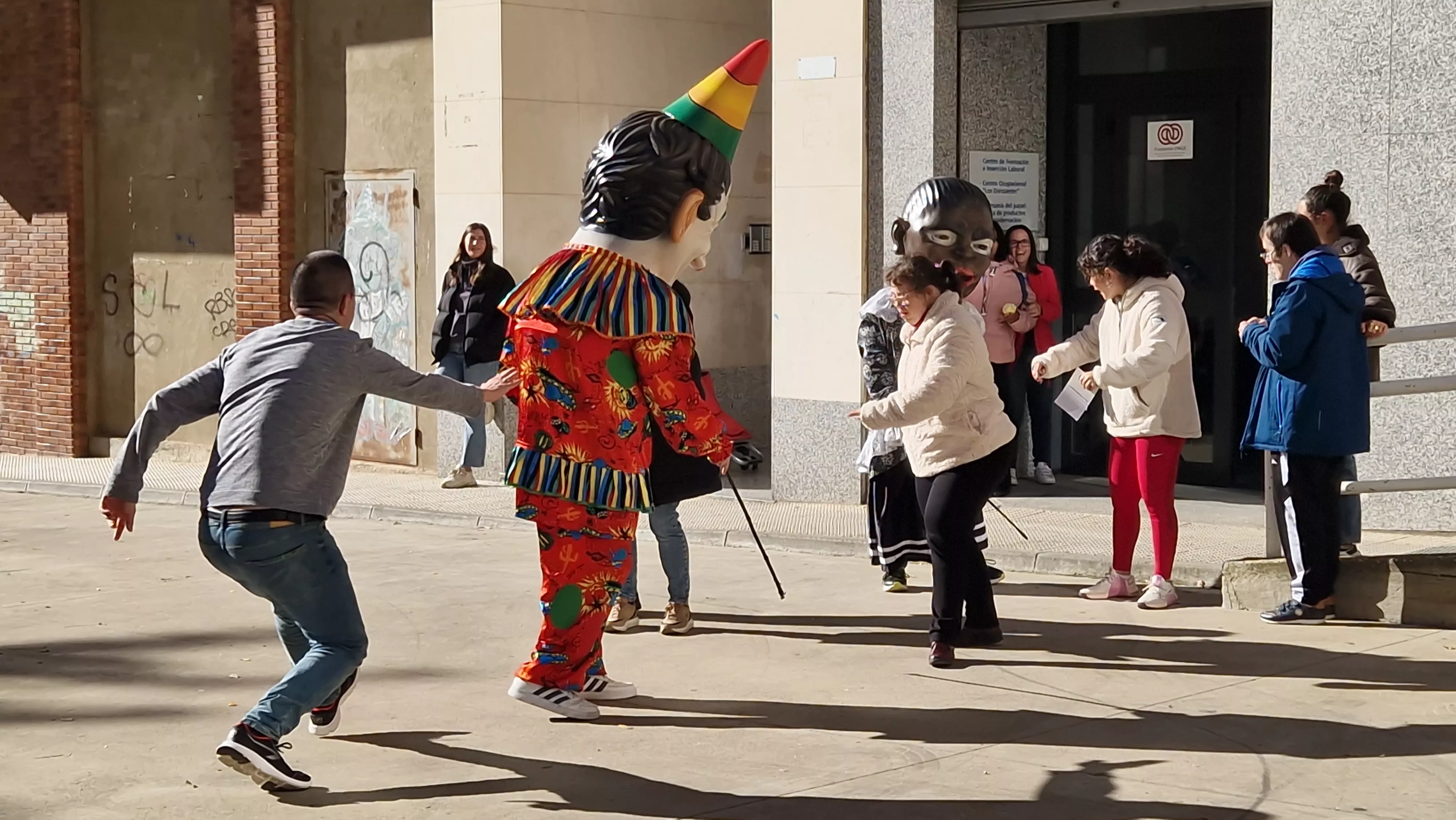 Visita de la Abueleta y el Payaso al centro de adultos de Down Huesca. Foto Myriam Martínez
