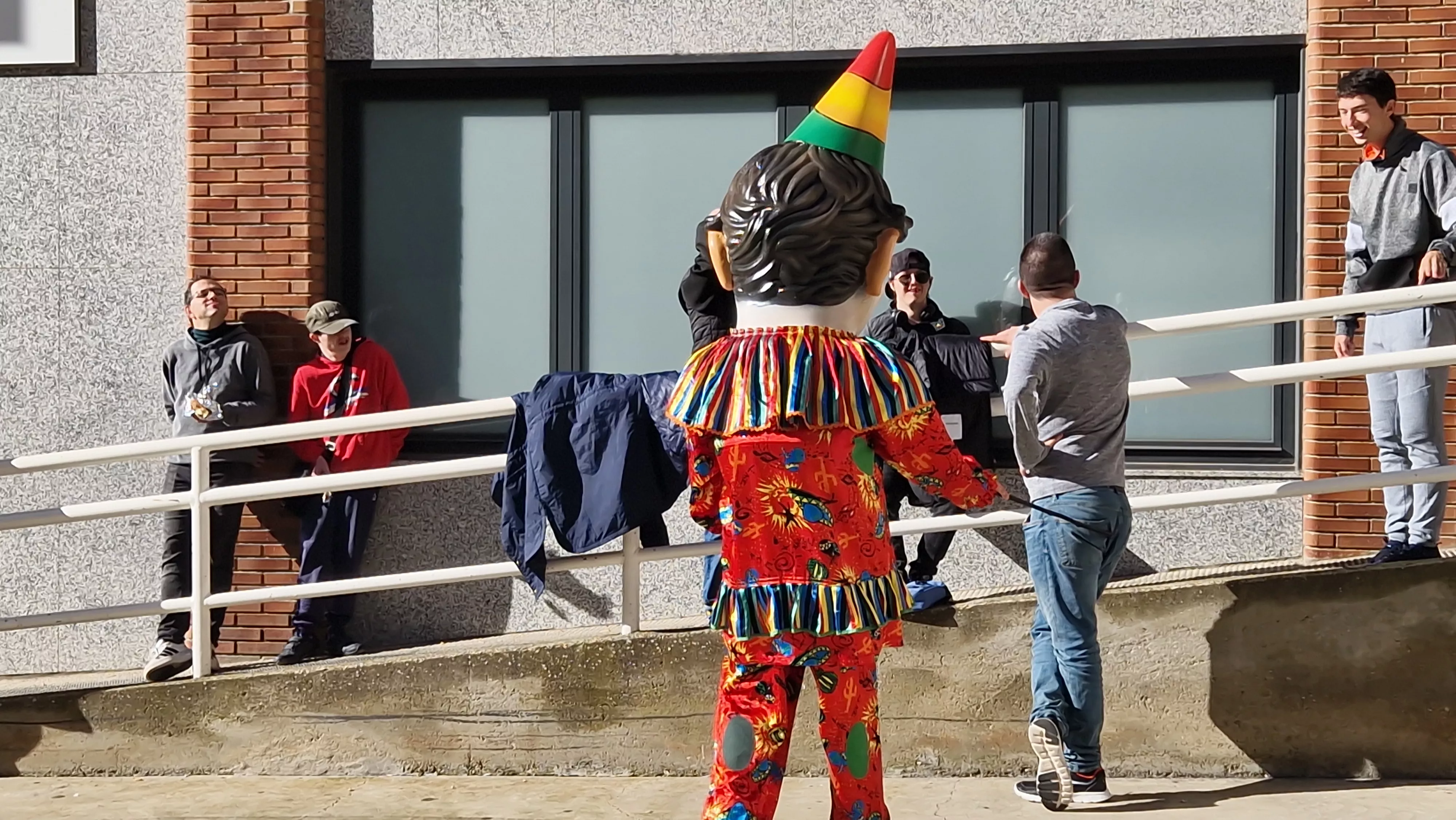 Visita de la Abueleta y el Payaso al centro de adultos de Down Huesca. Foto Myriam Martínez