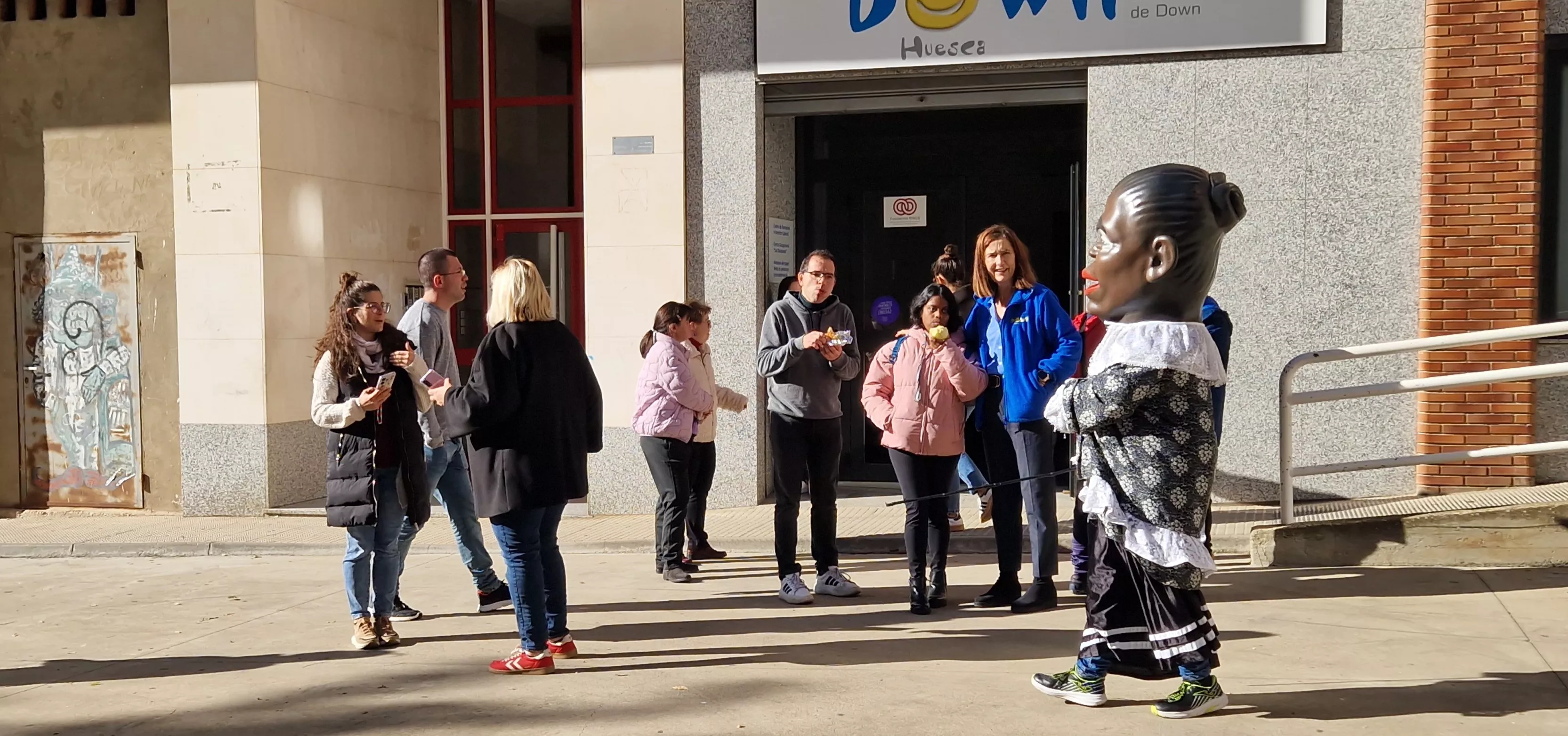 Visita de la Abueleta y el Payaso al centro de adultos de Down Huesca. Foto Myriam Martínez