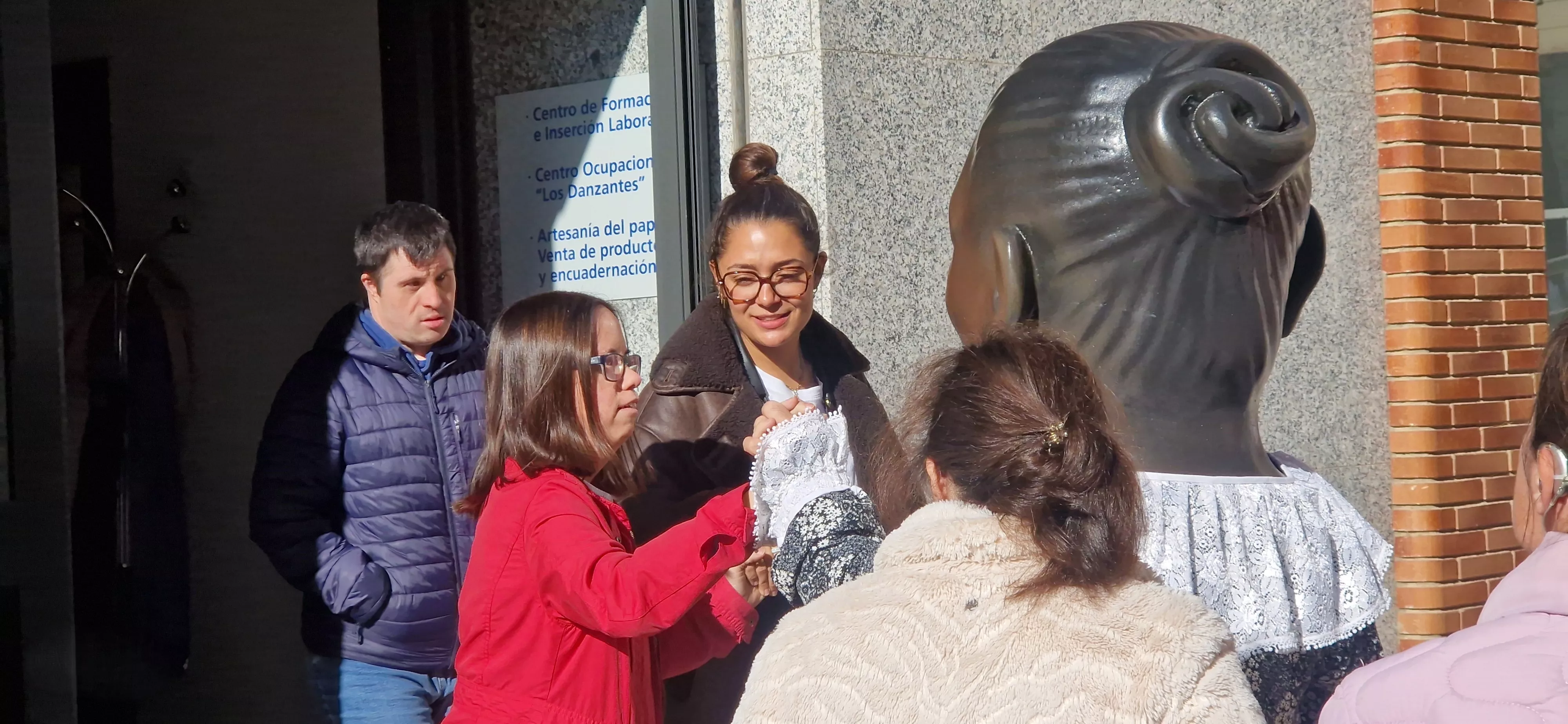 Visita de la Abueleta y el Payaso al centro de adultos de Down Huesca. Foto Myriam Martínez