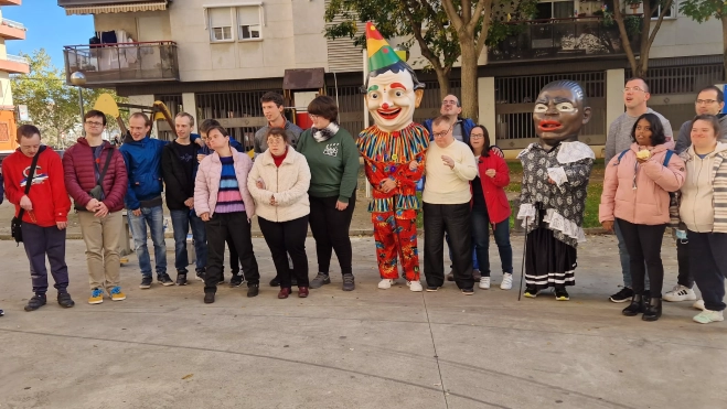 Visita de la Abueleta y el Payaso al centro de adultos de Down Huesca. Foto Myriam Martínez Visita de la Abueleta y el Payaso al centro de adultos de Down Huesca. Foto Myriam Martínez