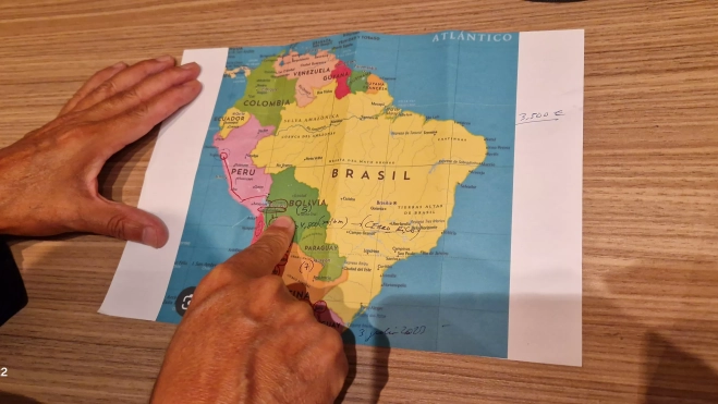 Juan Cruzado muestra el recorrido que realizó para llegar a Perú. Foto Myriam Martínez Juan Cruzado muestra el recorrido que realizó para llegar a Perú. Foto Myriam Martínez