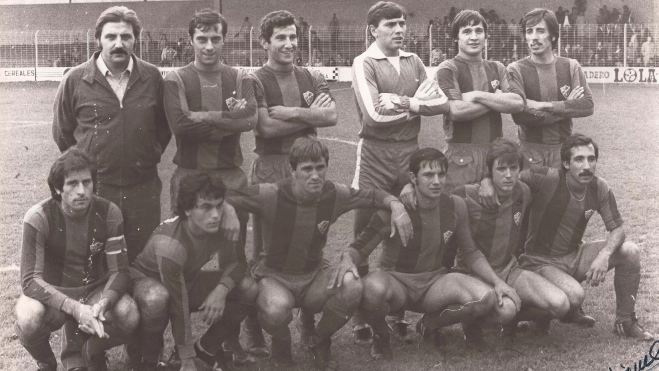 Pedro, primero por la izquierda agachado, como capitán del equipo. Pedro, primero por la izquierda agachado, como capitán del equipo.