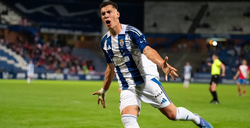 Sergi Armero, delantero del Huesca cedido en el Recreativo de Huelva, celebra su primer gol en liga. Foto: X @recreoficial