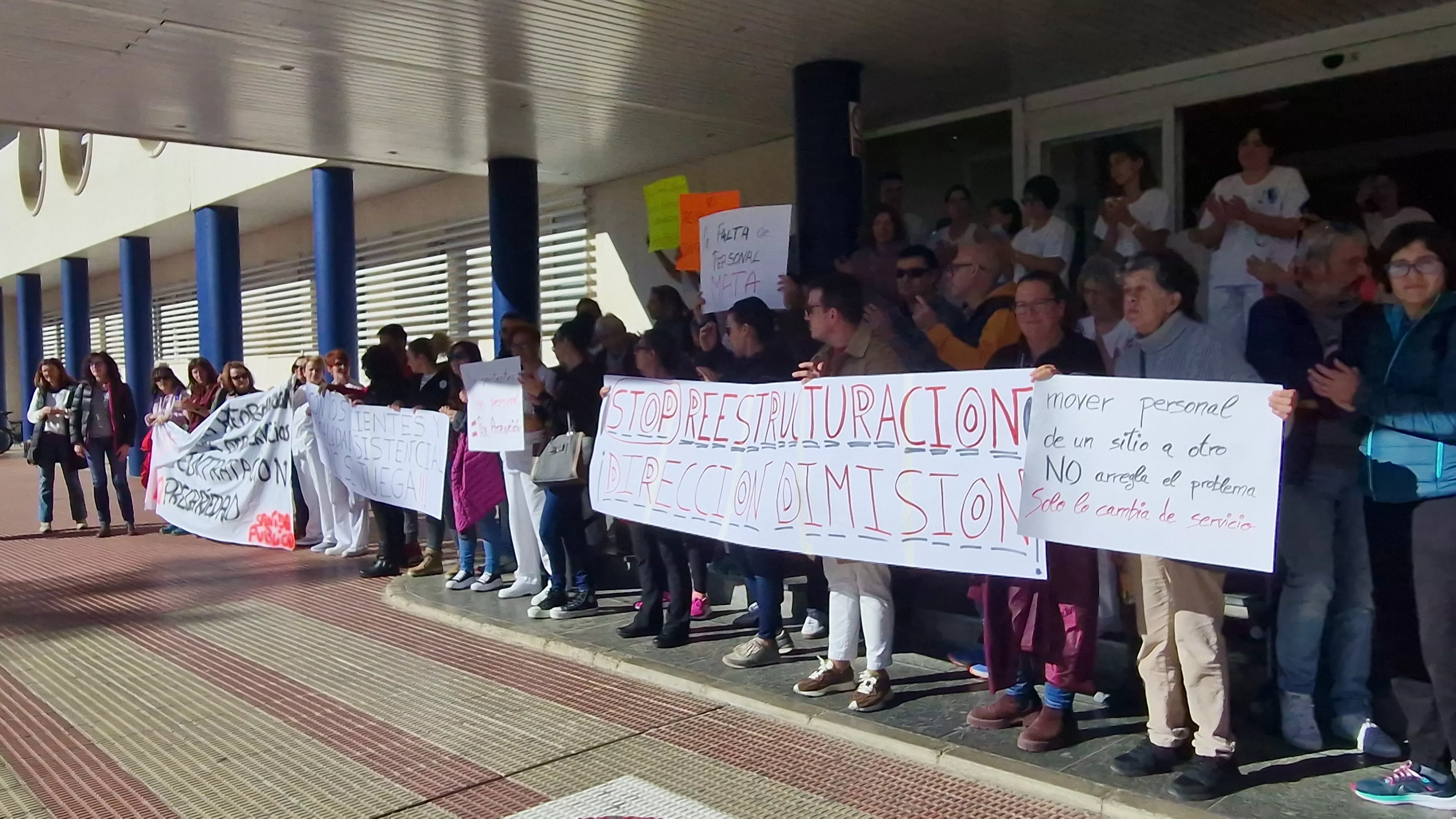  Concentración en el Hospital San Jorge por la falta de contratación. Foto Myriam Martínez 