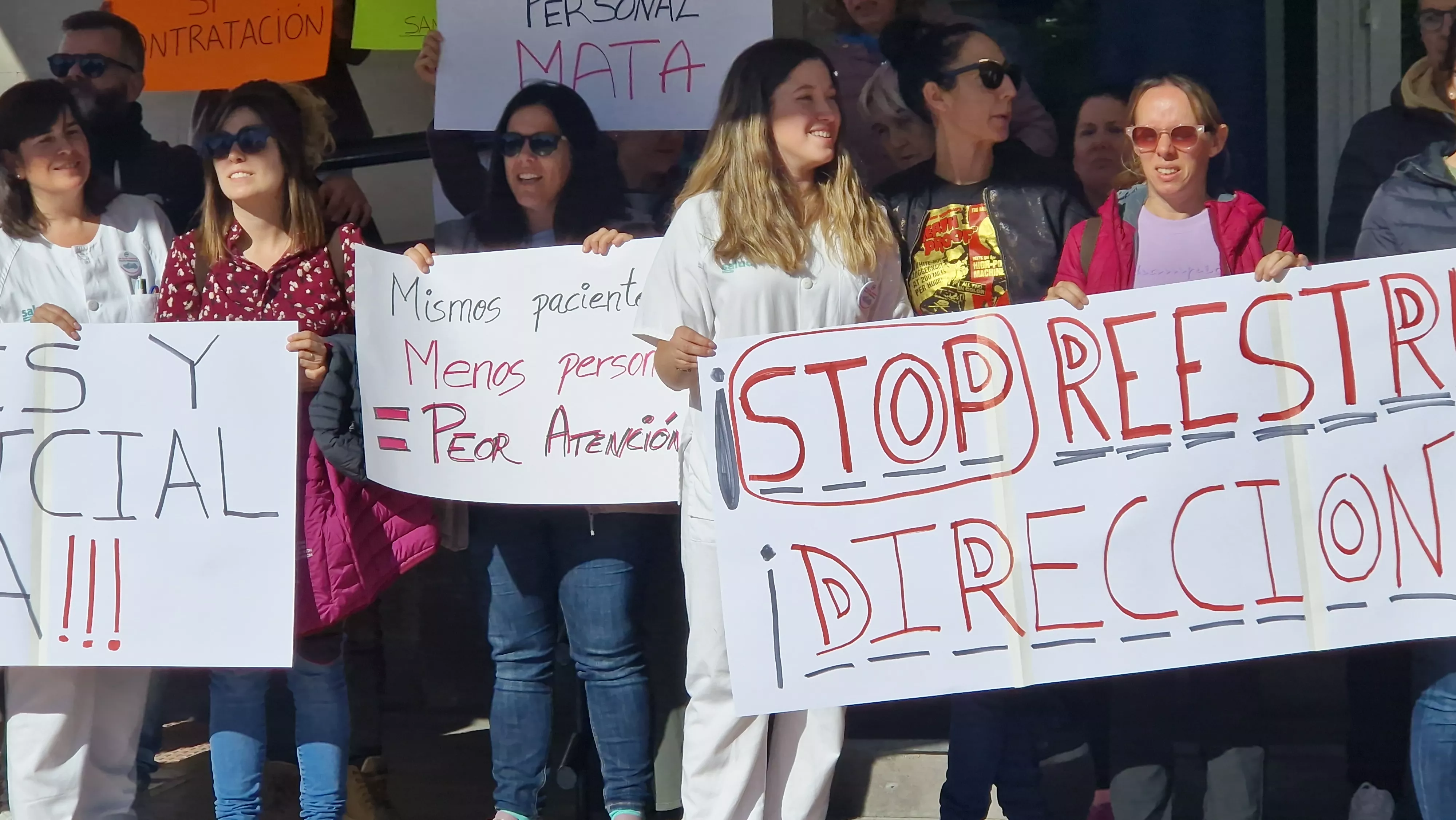  Concentración en el Hospital San Jorge por la falta de contratación. Foto Myriam Martínez 
