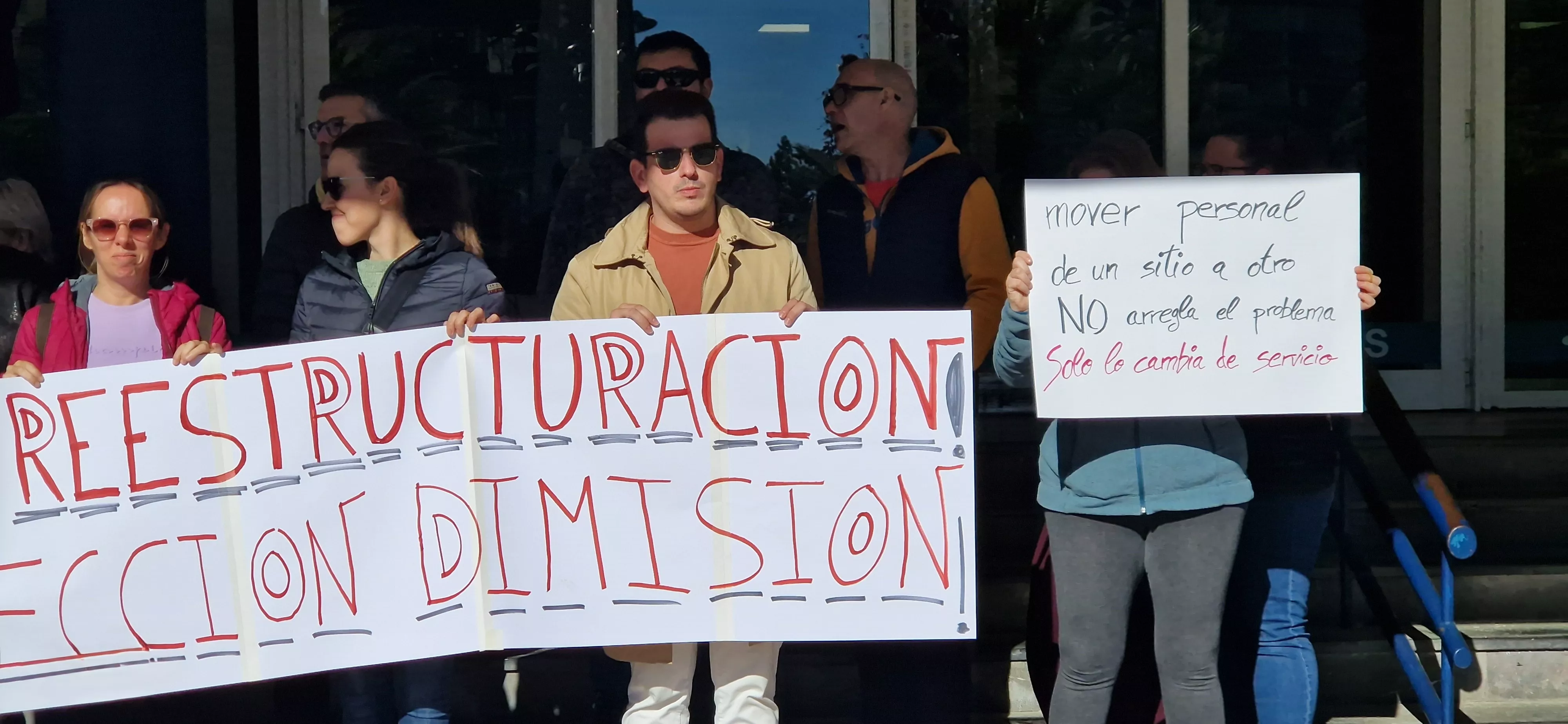  Concentración en el Hospital San Jorge por la falta de contratación. Foto Myriam Martínez 