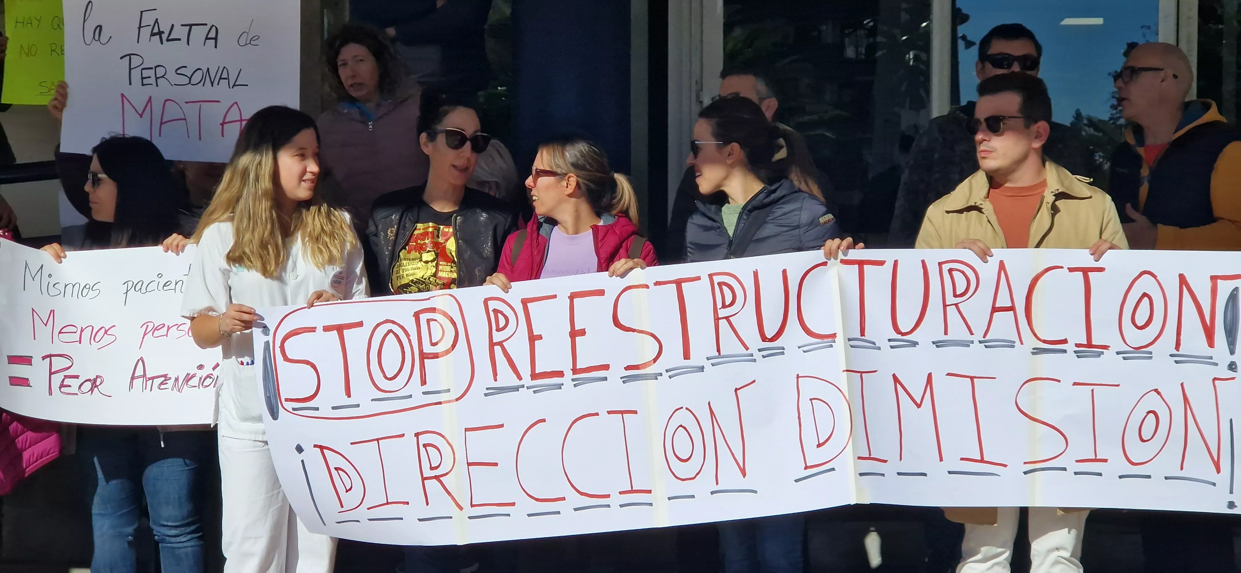  Concentración en el Hospital San Jorge por la falta de contratación. Foto Myriam Martínez 