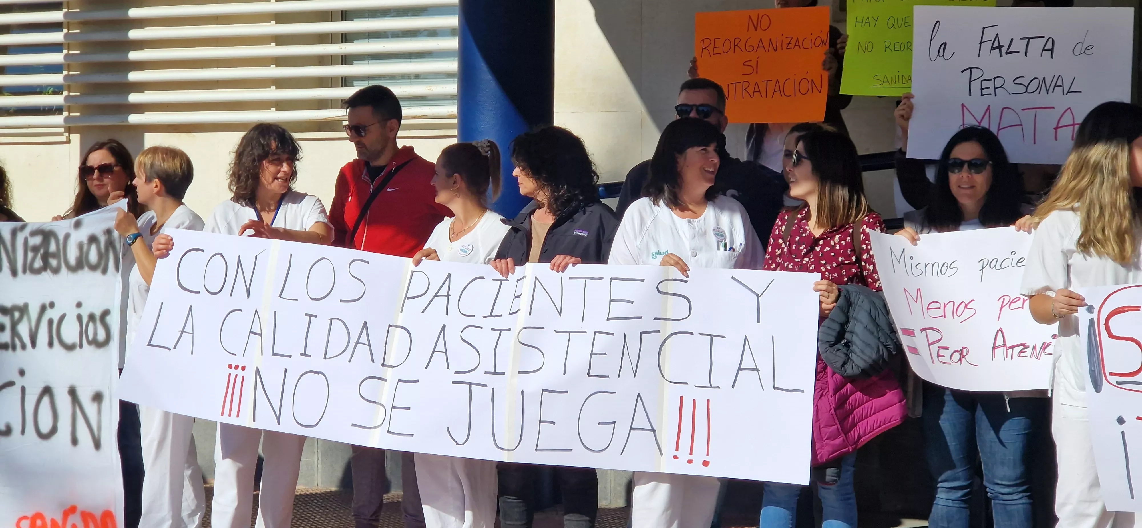  Concentración en el Hospital San Jorge por la falta de contratación. Foto Myriam Martínez 