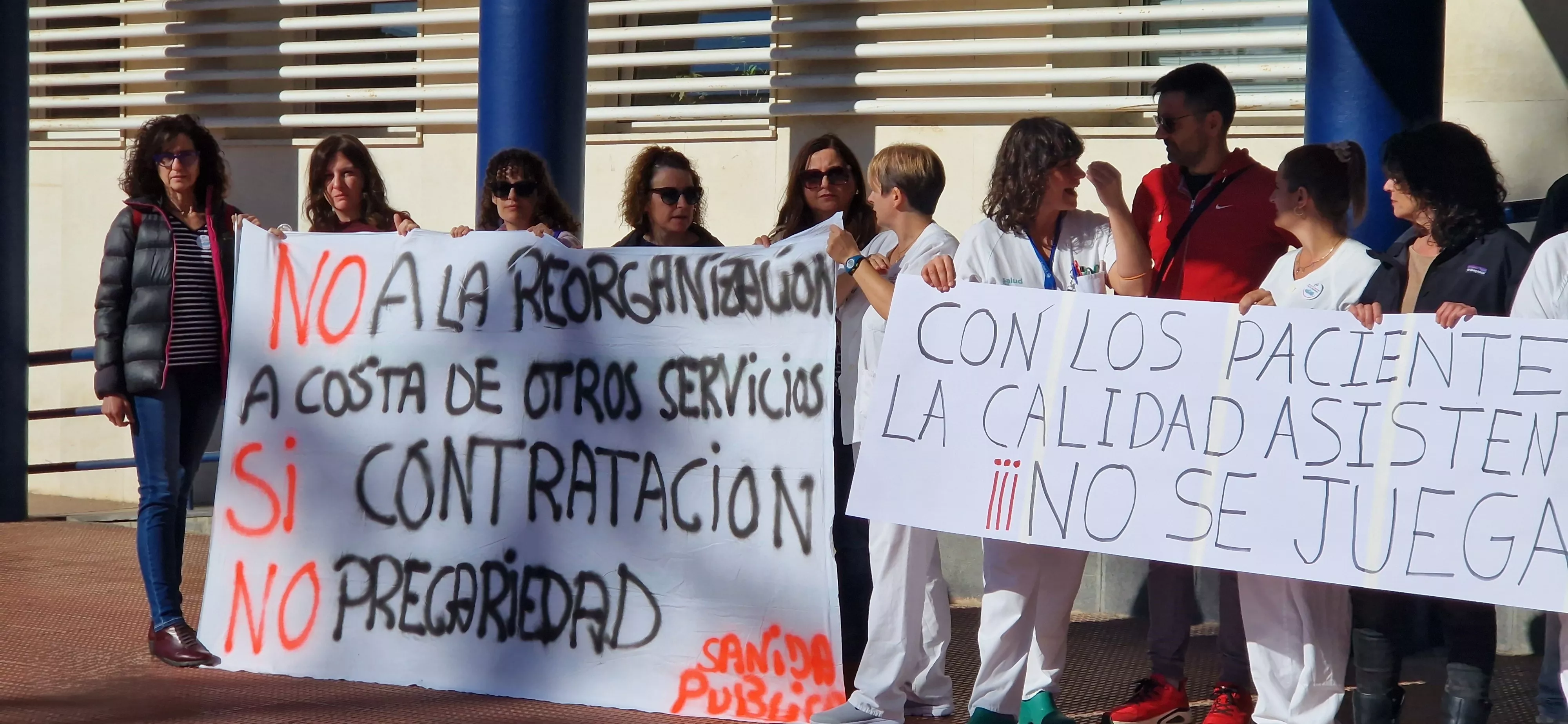  Concentración en el Hospital San Jorge por la falta de contratación. Foto Myriam Martínez 