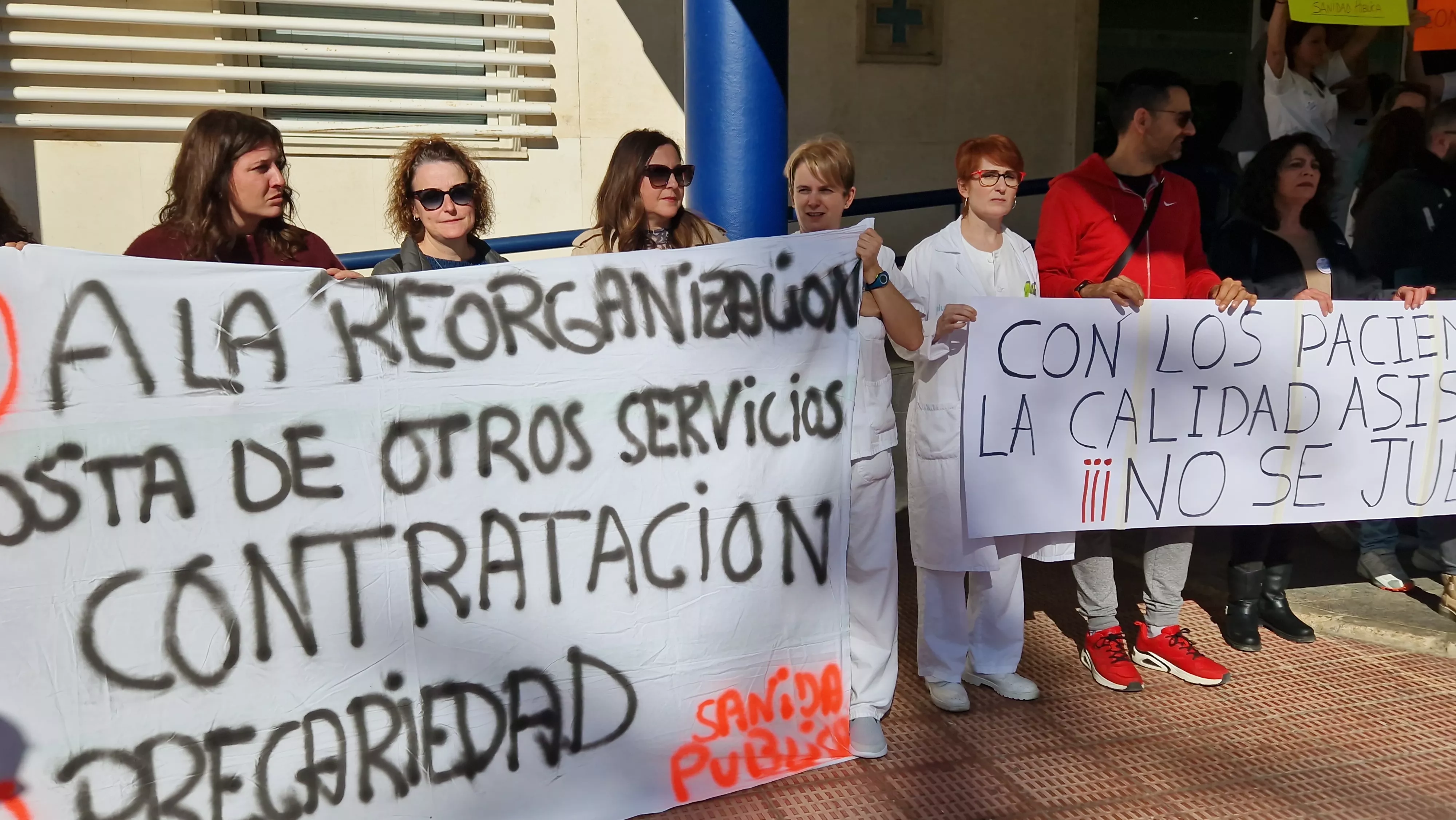  Concentración en el Hospital San Jorge por la falta de contratación. Foto Myriam Martínez 