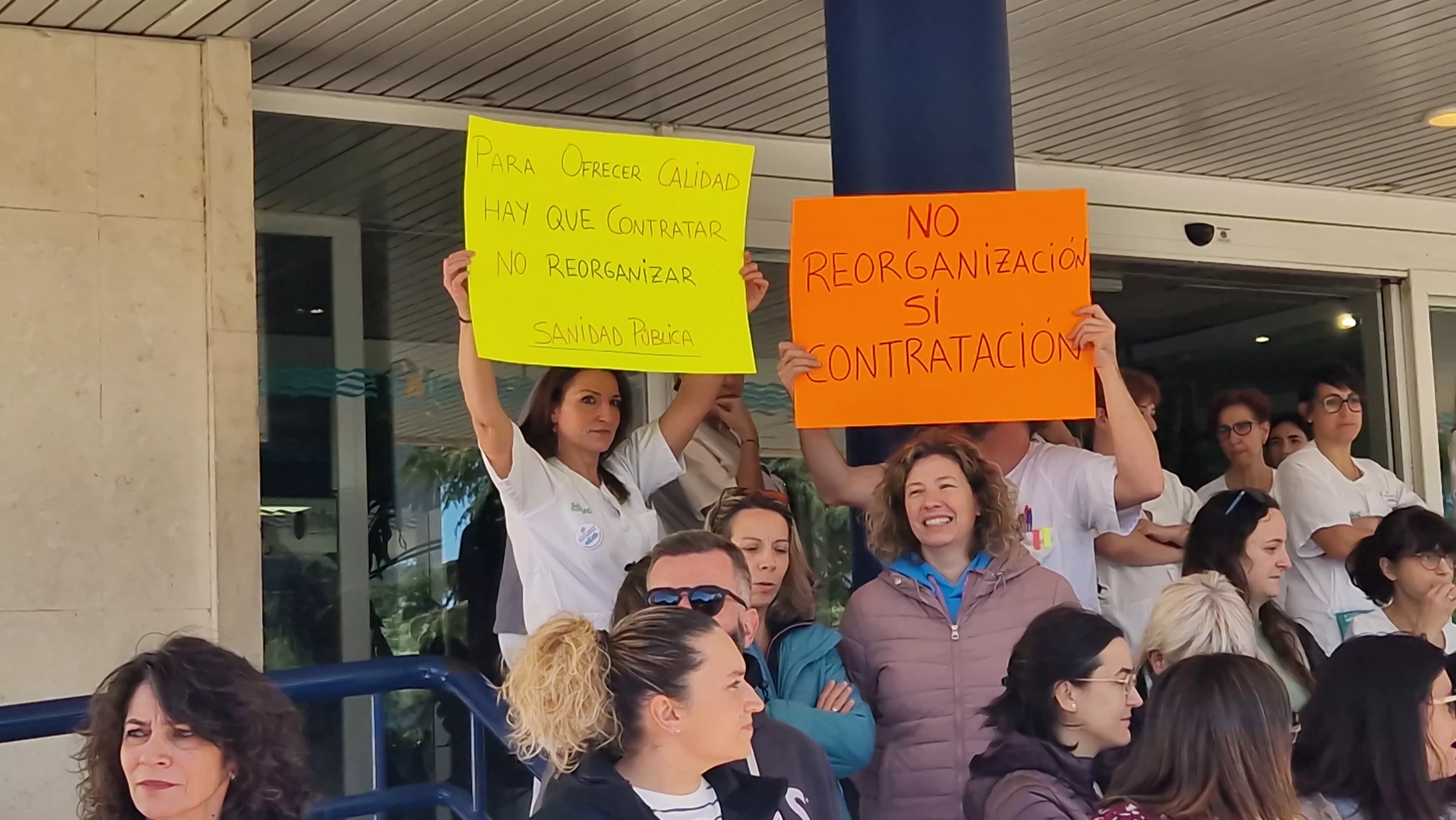  Concentración en el Hospital San Jorge por la falta de contratación. Foto Myriam Martínez 