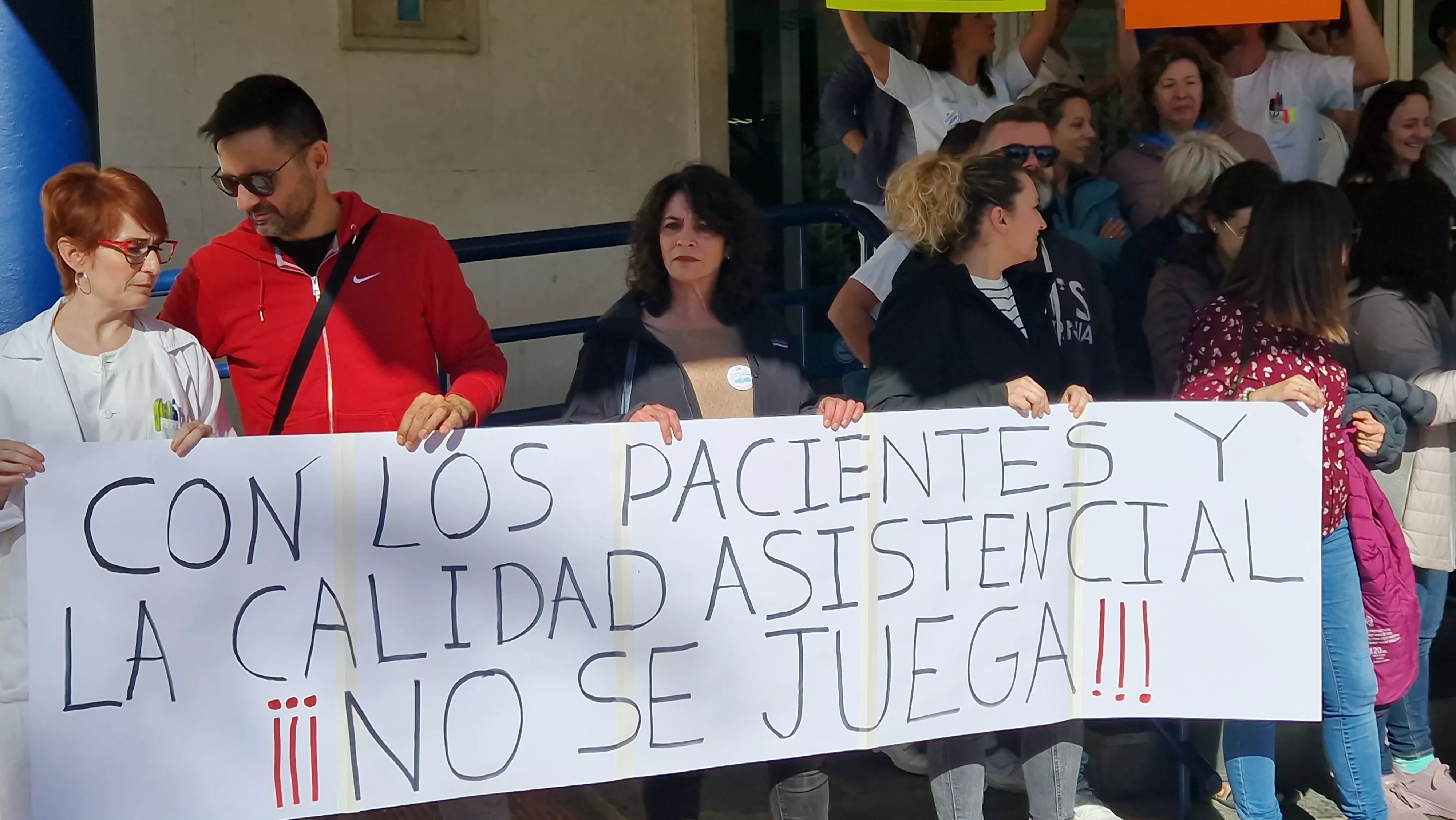  Concentración en el Hospital San Jorge por la falta de contratación celebrada este martes. Foto Myriam Martínez 