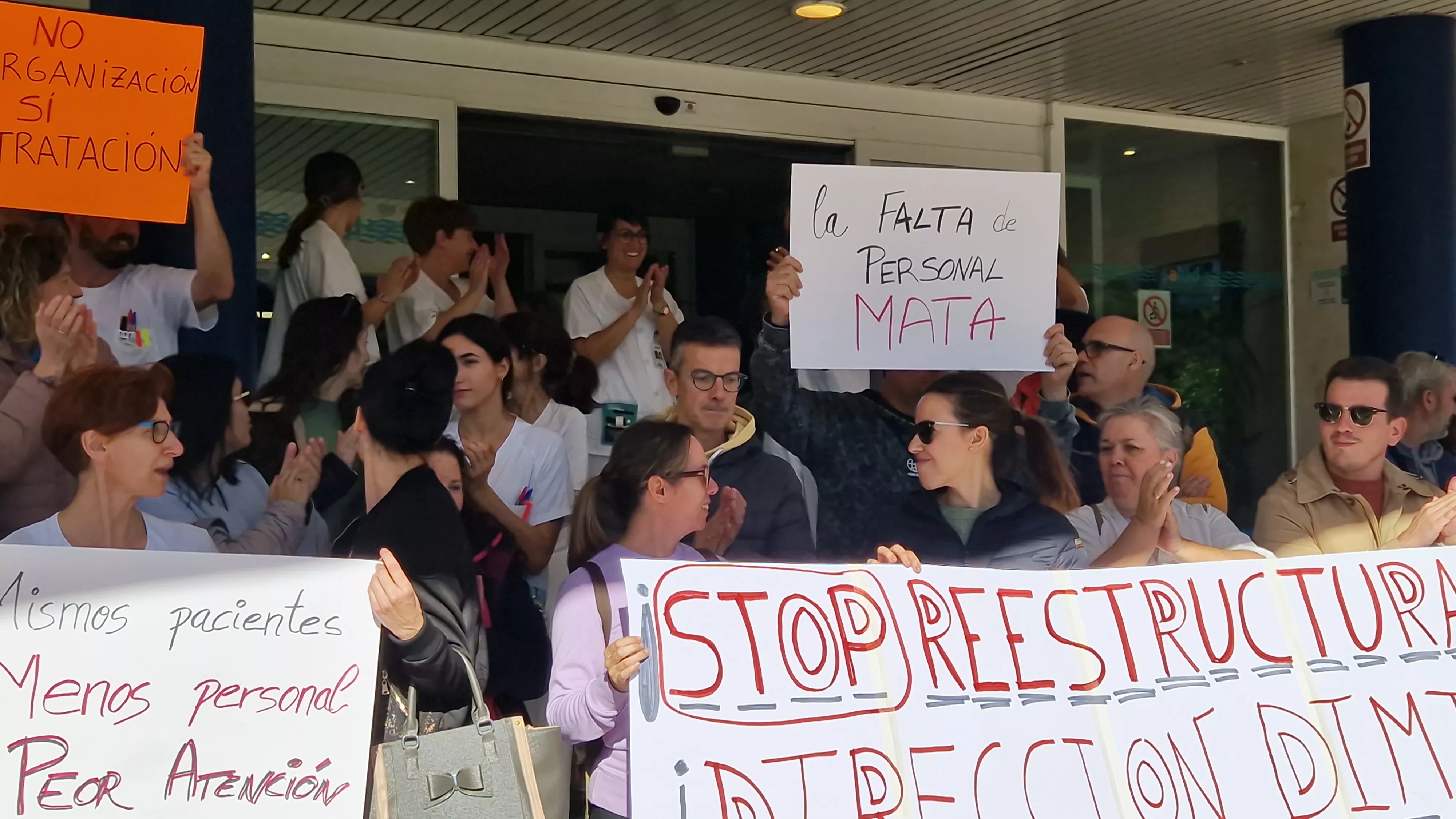  Concentración en el Hospital San Jorge por la falta de contratación. Foto Myriam Martínez 