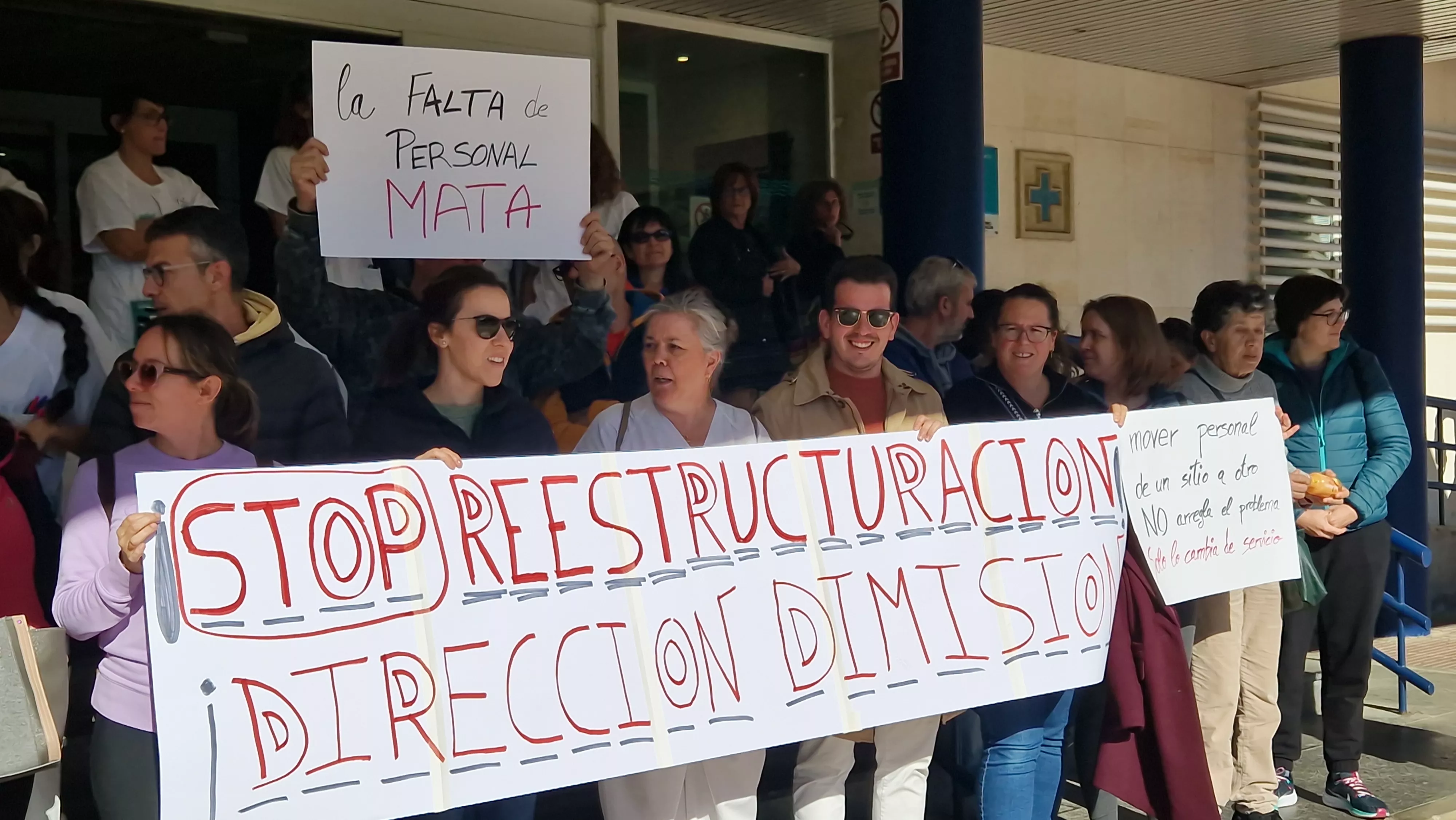  Concentración en el Hospital San Jorge por la falta de contratación. Foto Myriam Martínez 