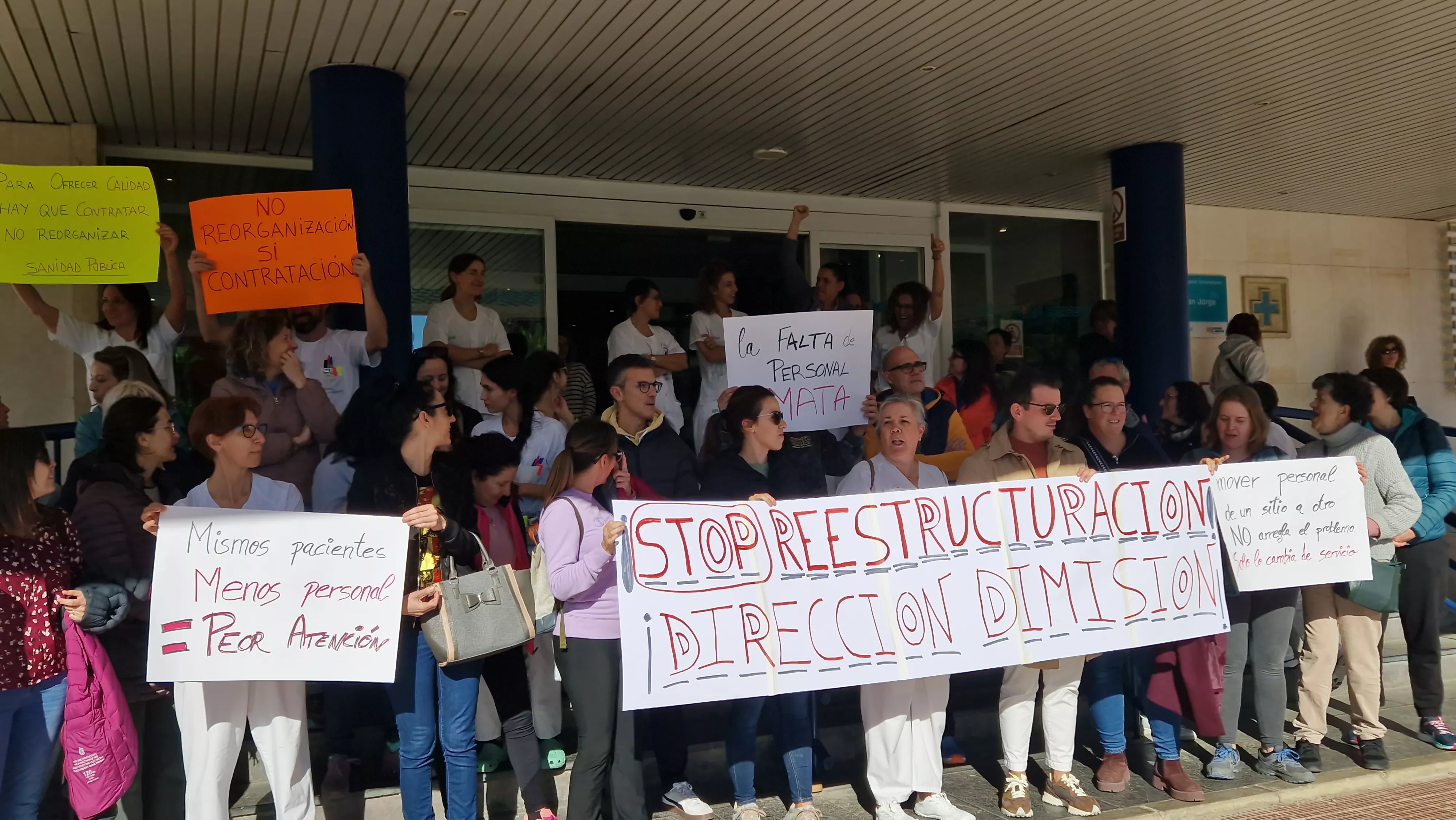  Concentración en el Hospital San Jorge por la falta de contratación. Foto Myriam Martínez 