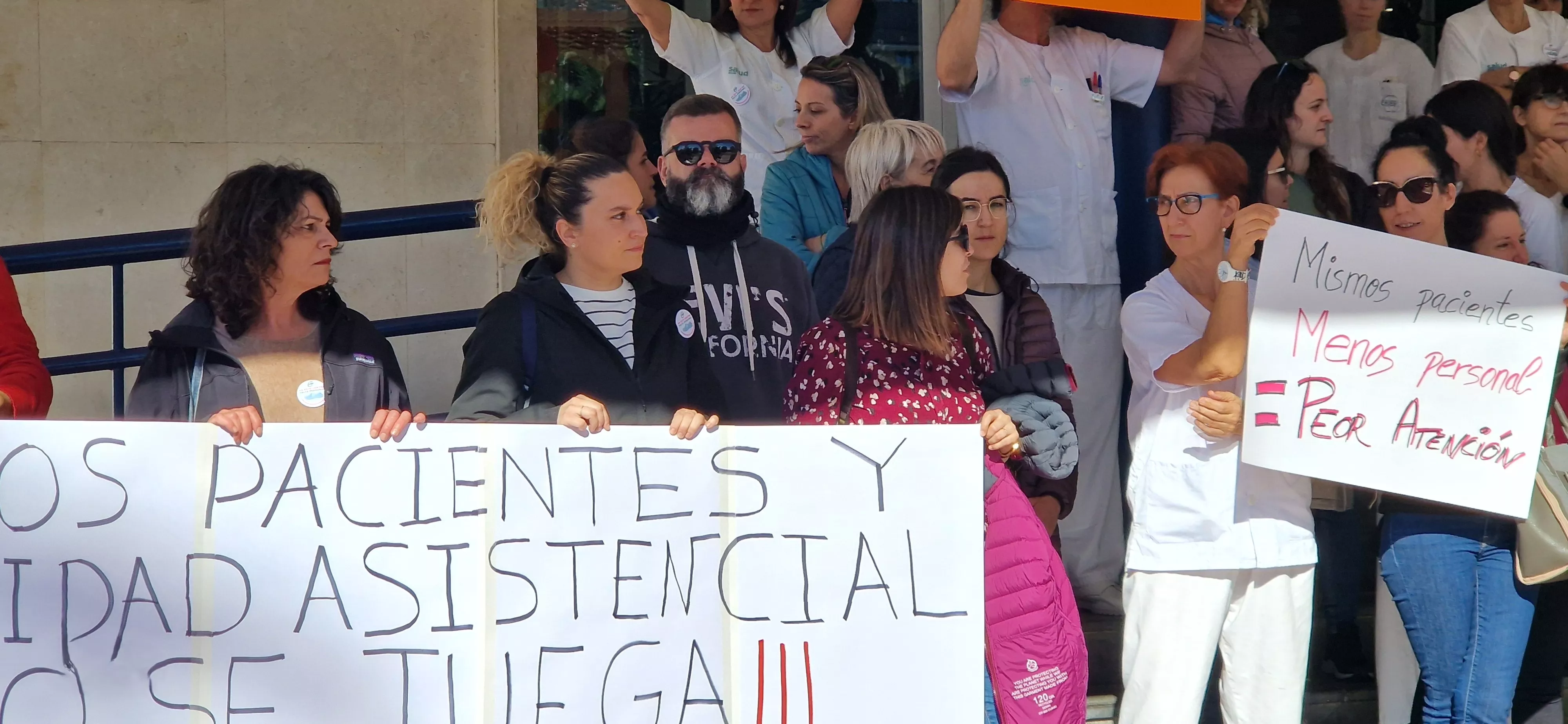  Concentración en el Hospital San Jorge por la falta de contratación. Foto Myriam Martínez 