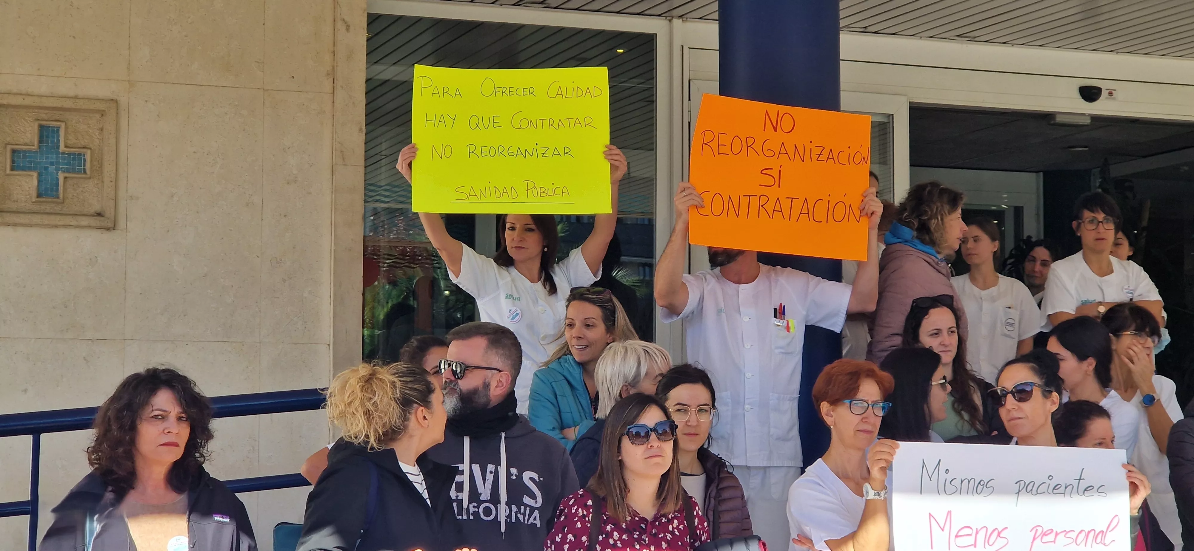  Concentración en el Hospital San Jorge por la falta de contratación. Foto Myriam Martínez 