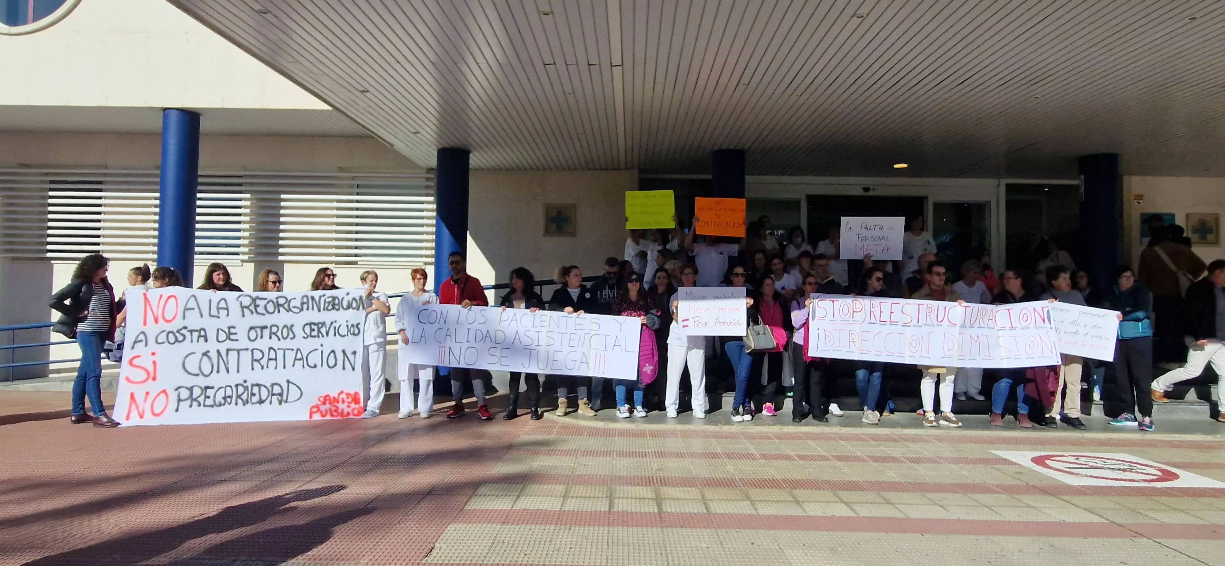 Concentración en el Hospital San Jorge por la falta de contratación. Foto Myriam Martínez 