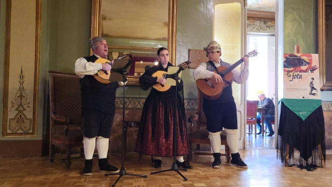 Badules ha interpretado una jota para animar a asistir a la gala. Foto Mercedes Manterola Badules ha interpretado una jota para animar a asistir a la gala. Foto Mercedes Manterola
