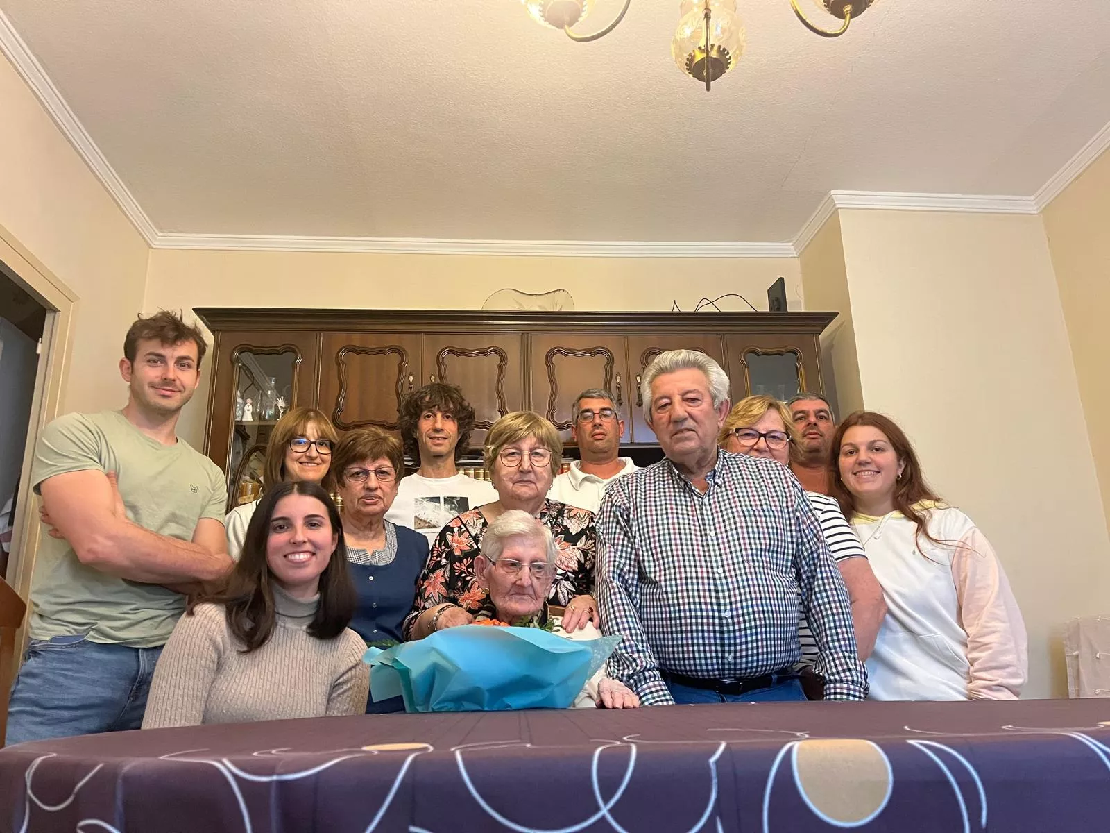 Ángeles Lasala Begué, celebrando su 105 cumpleaños con el amor de su familia.