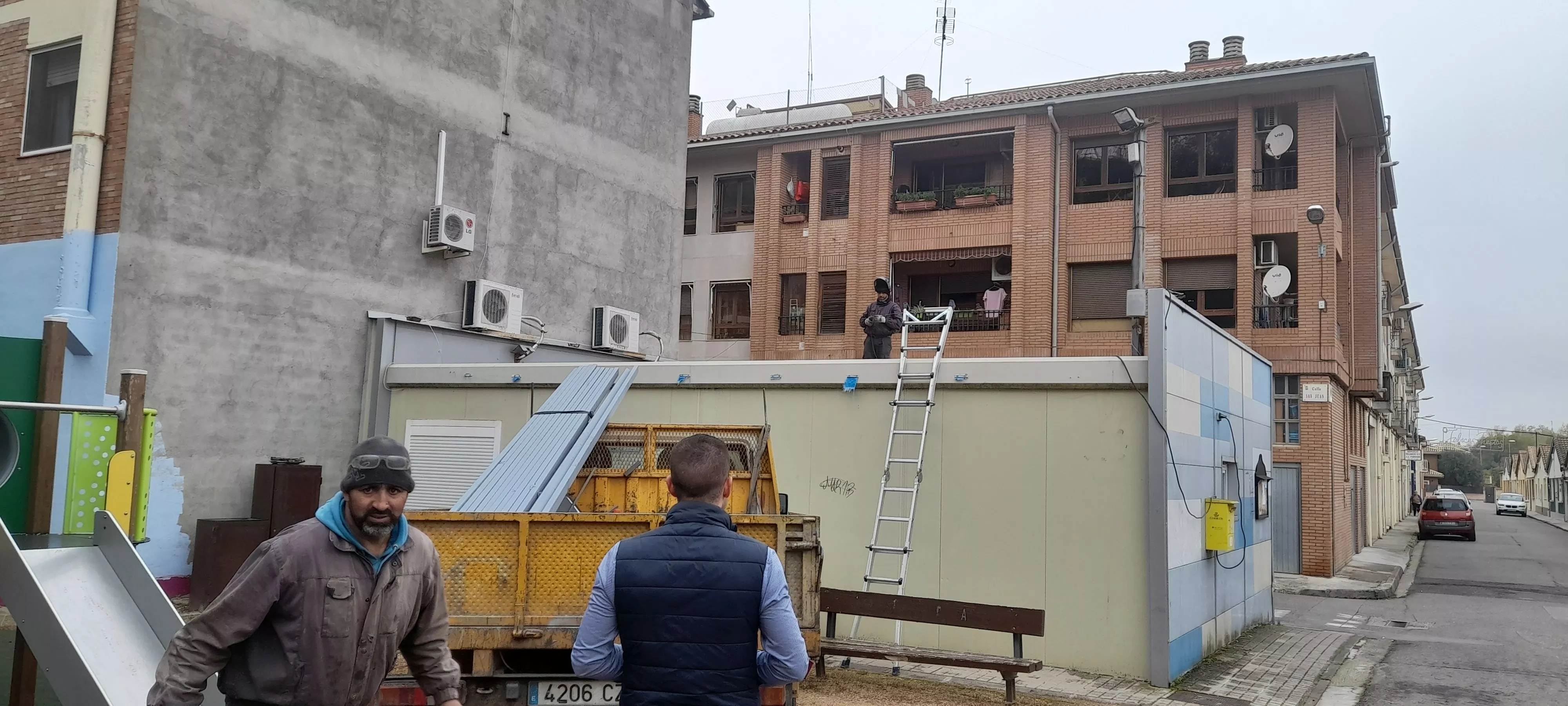 Barbastro inicia la obra de sustitución de la cubierta del local social del Barrio de San Juan.