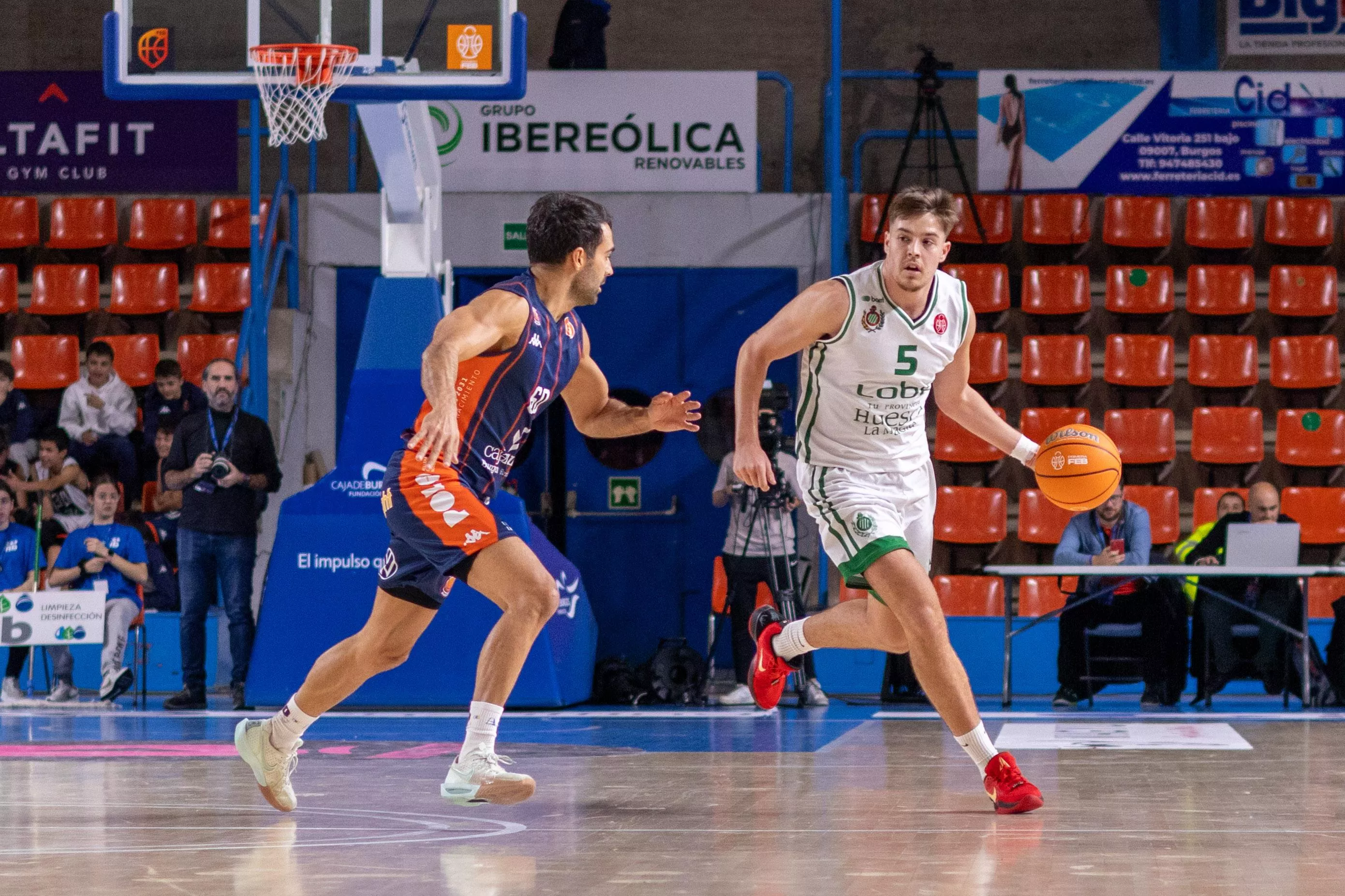 Figueroa, jugador de Lobe Huesca, sube la pelota ante un rival. Foto: Marcos Granda / CB Tizona Figueroa, jugador de Lobe Huesca, sube la pelota ante un rival. Foto: Marcos Granda / CB Tizona