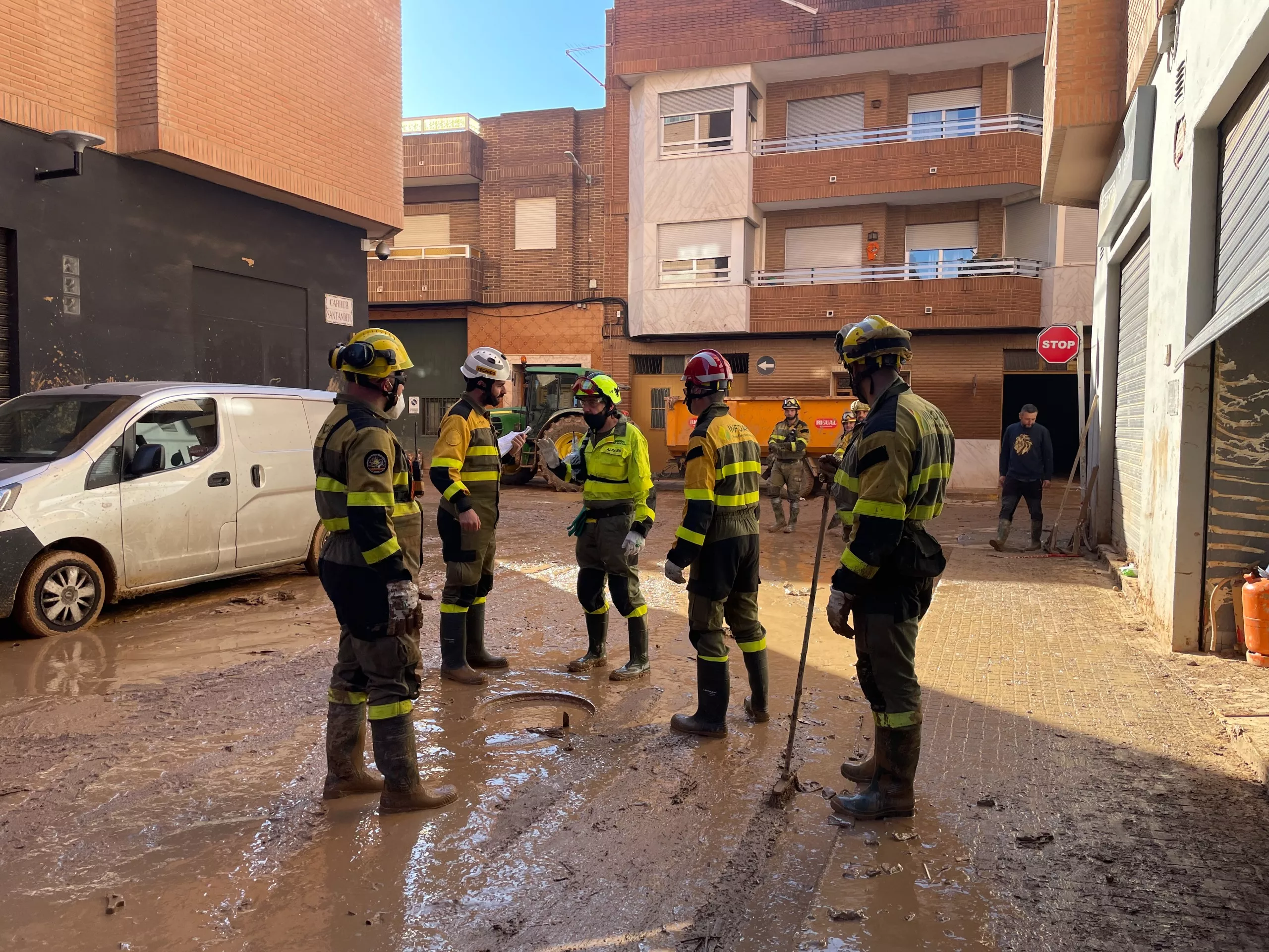 Personal del Infoar junto a una alcantarilla colapsada de Catarroja.