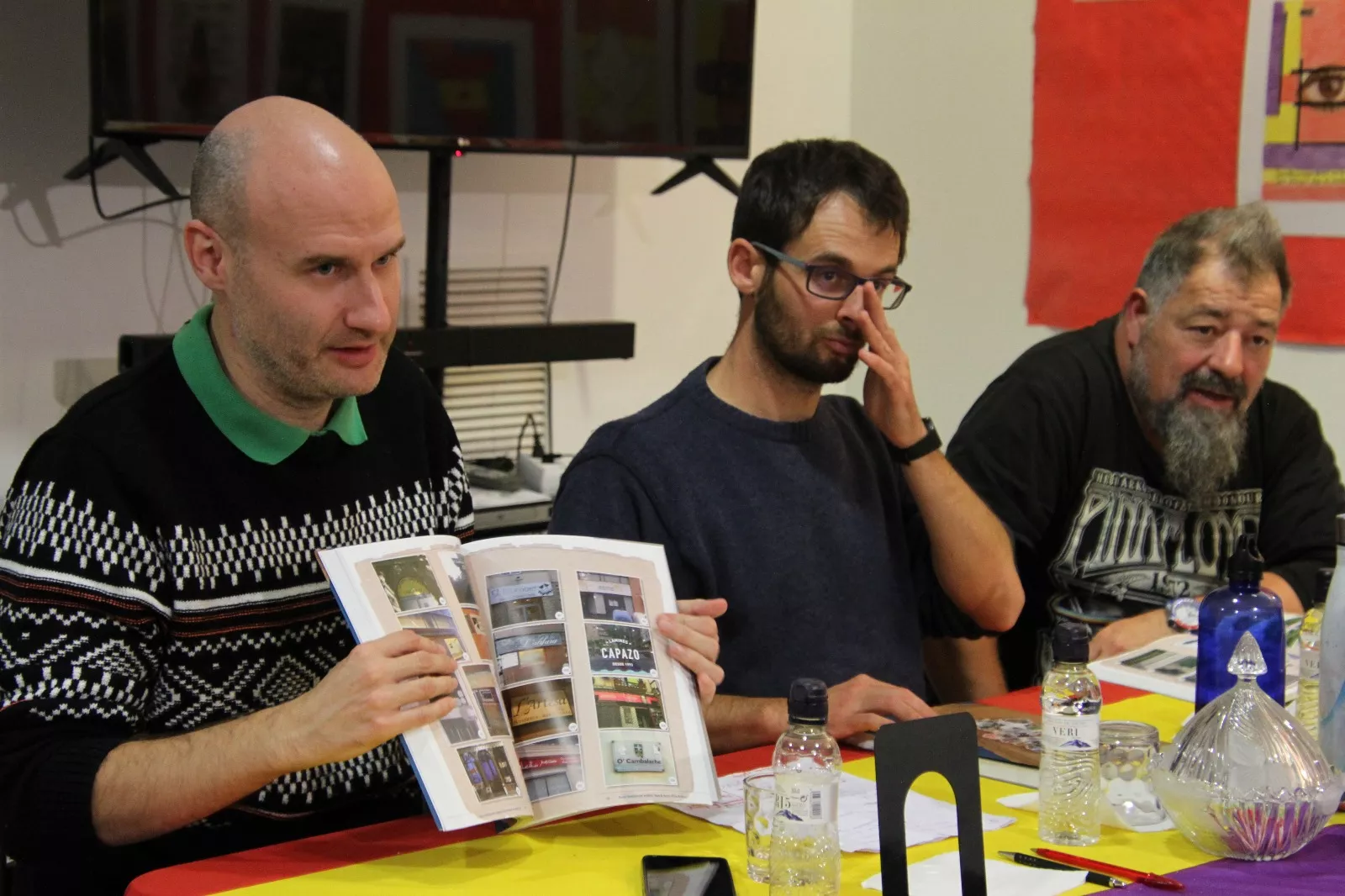 Alberto García, Javier Martínez y Toño Bescós en la presentación del libro.