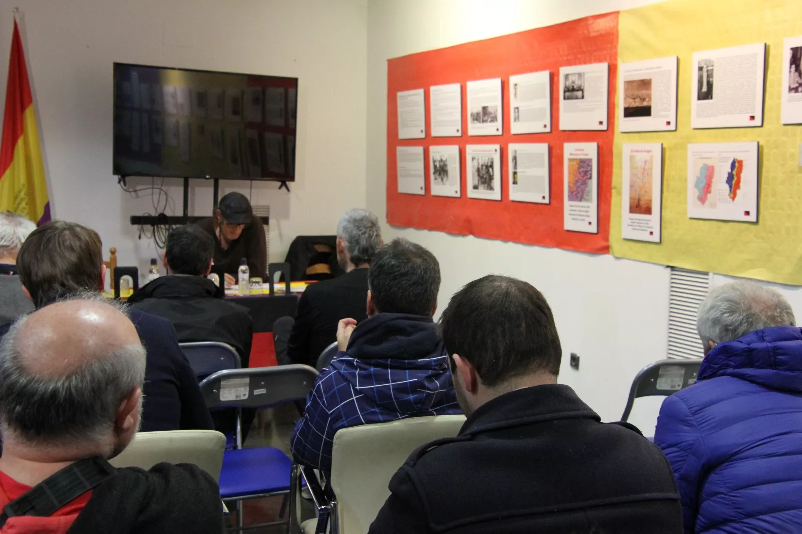 Presentación de la exposición en el Centro Republicano de Huesca. Foto Carlos Neofato