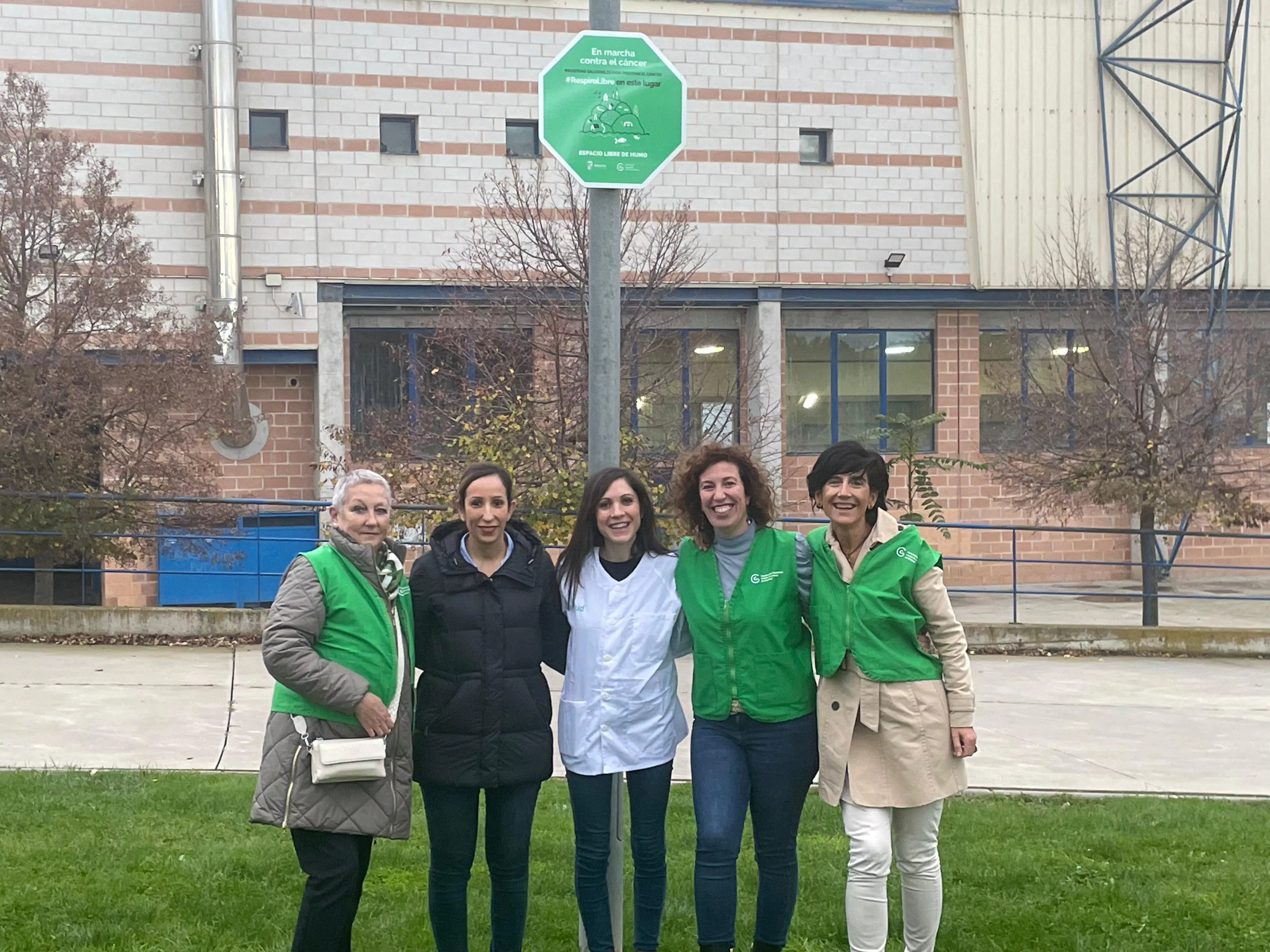 Monzón señaliza los primeros espacios sin humo en la ciudad.
