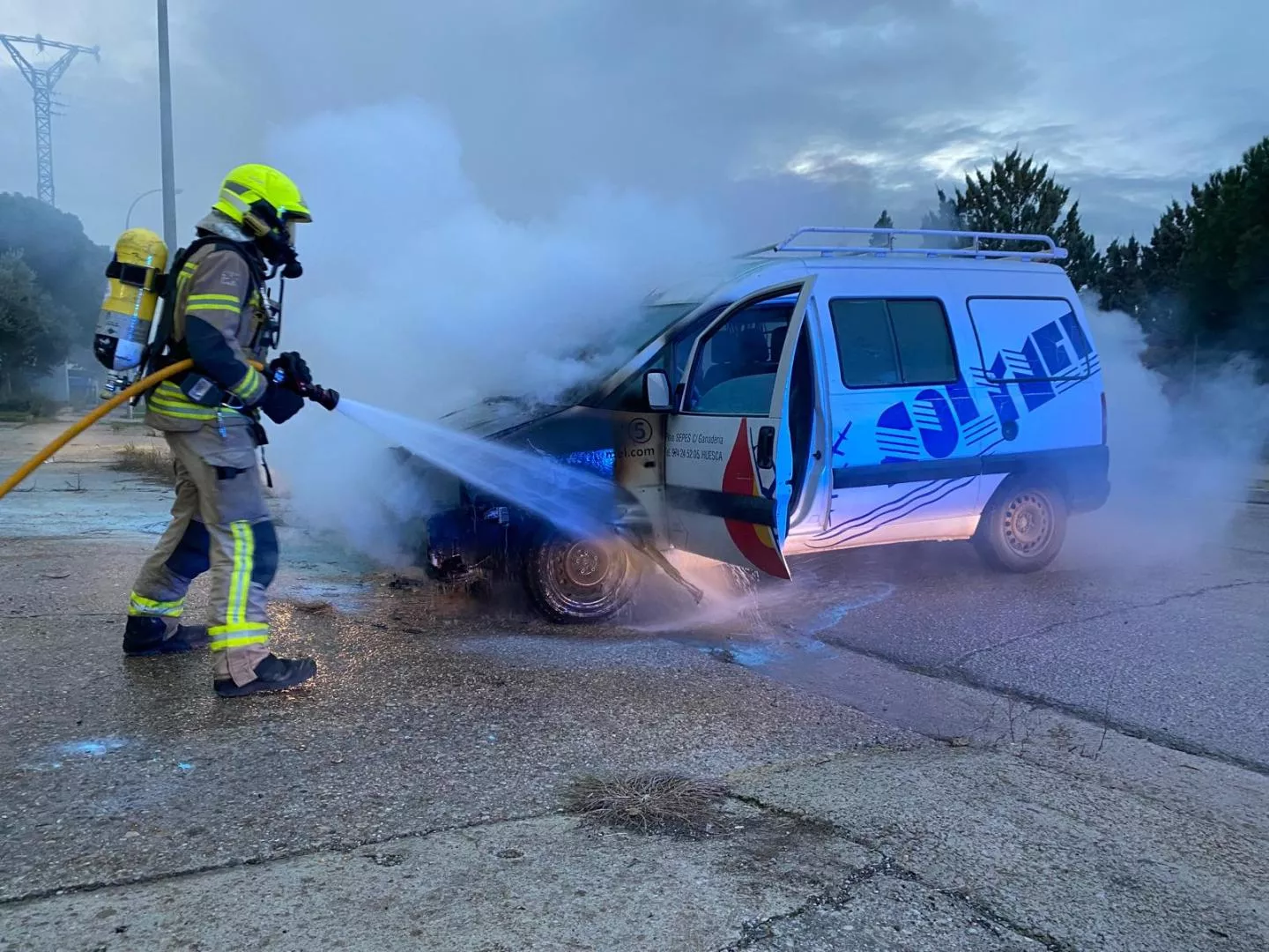 Arde una furgoneta en el Polígono Sepes de Huesca.