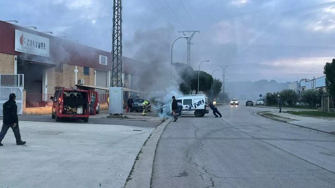 La furgoneta ardiendo en el polígono Sepes. La furgoneta ardiendo en el polígono Sepes.