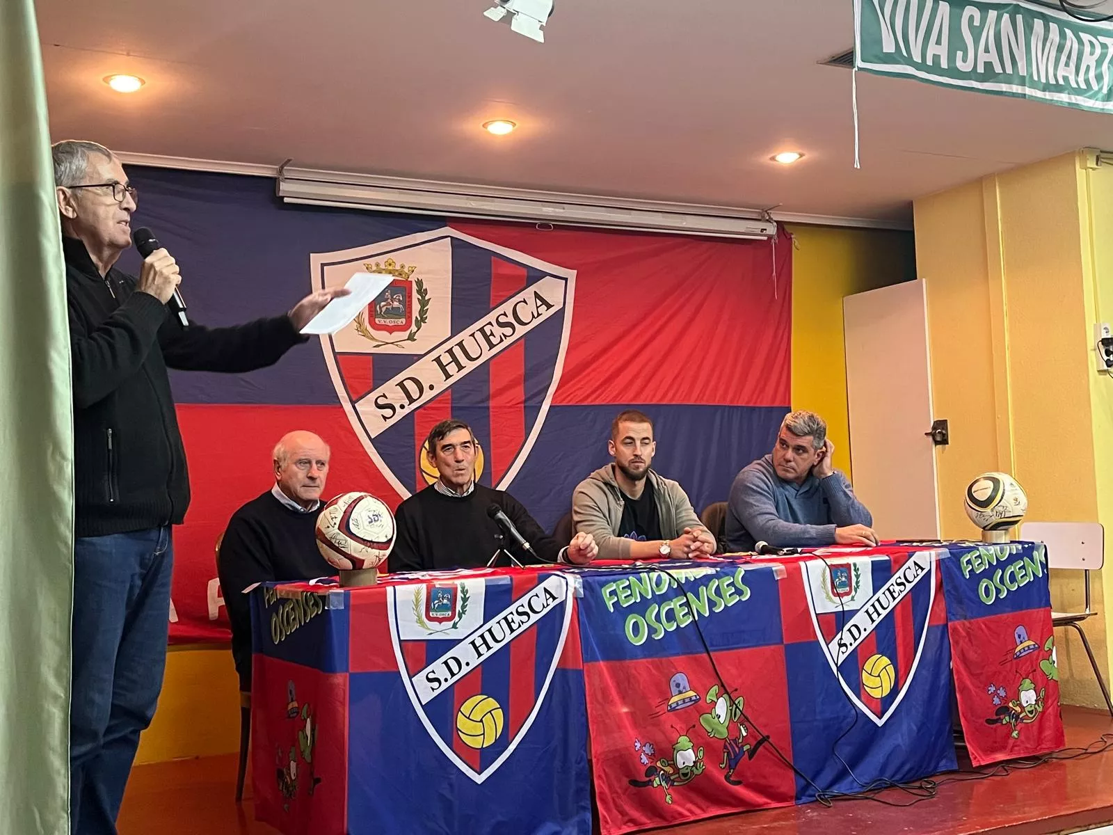 Pardina presenta a Ibaibarriaga, Omiste, Pulido y Losfablos, este miércoles en la "Tarde de centrales". Pasado y presente del Huesca valoran "la piña" que hay en el vestuario. Foto: Adri Mora