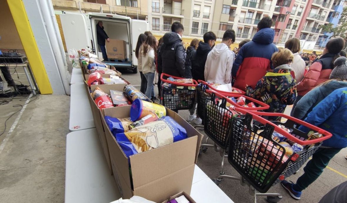 Un buen contingente de alimentos para personas con necesidad