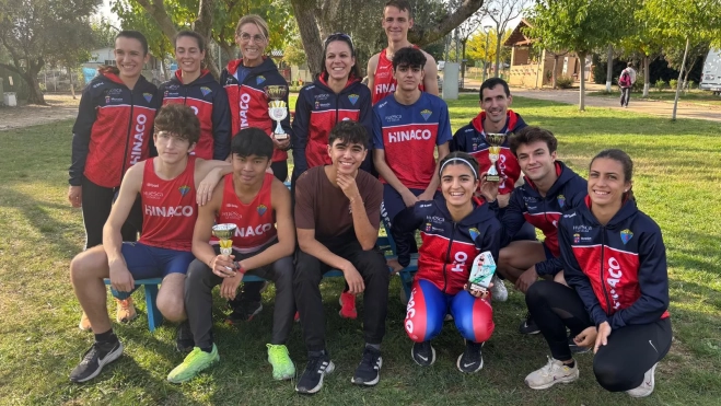 Buena parte del grupo de atletas de Hinaco en el campeonato de Aragón. Buena parte del grupo de atletas de Hinaco en el campeonato de Aragón.