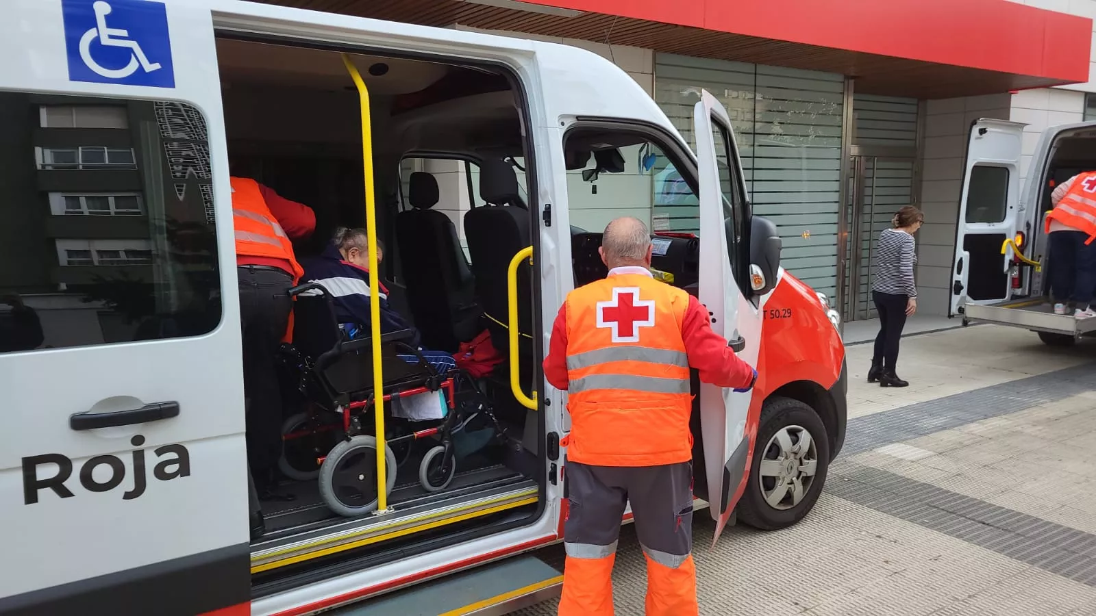 Llegada de los residentes de Villafranca de Ebro a Huesca. Foto Javier García Antón