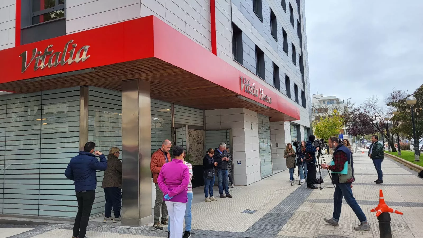 Llegada de los residentes de Villafranca de Ebro a Huesca. Foto Javier García Antón
