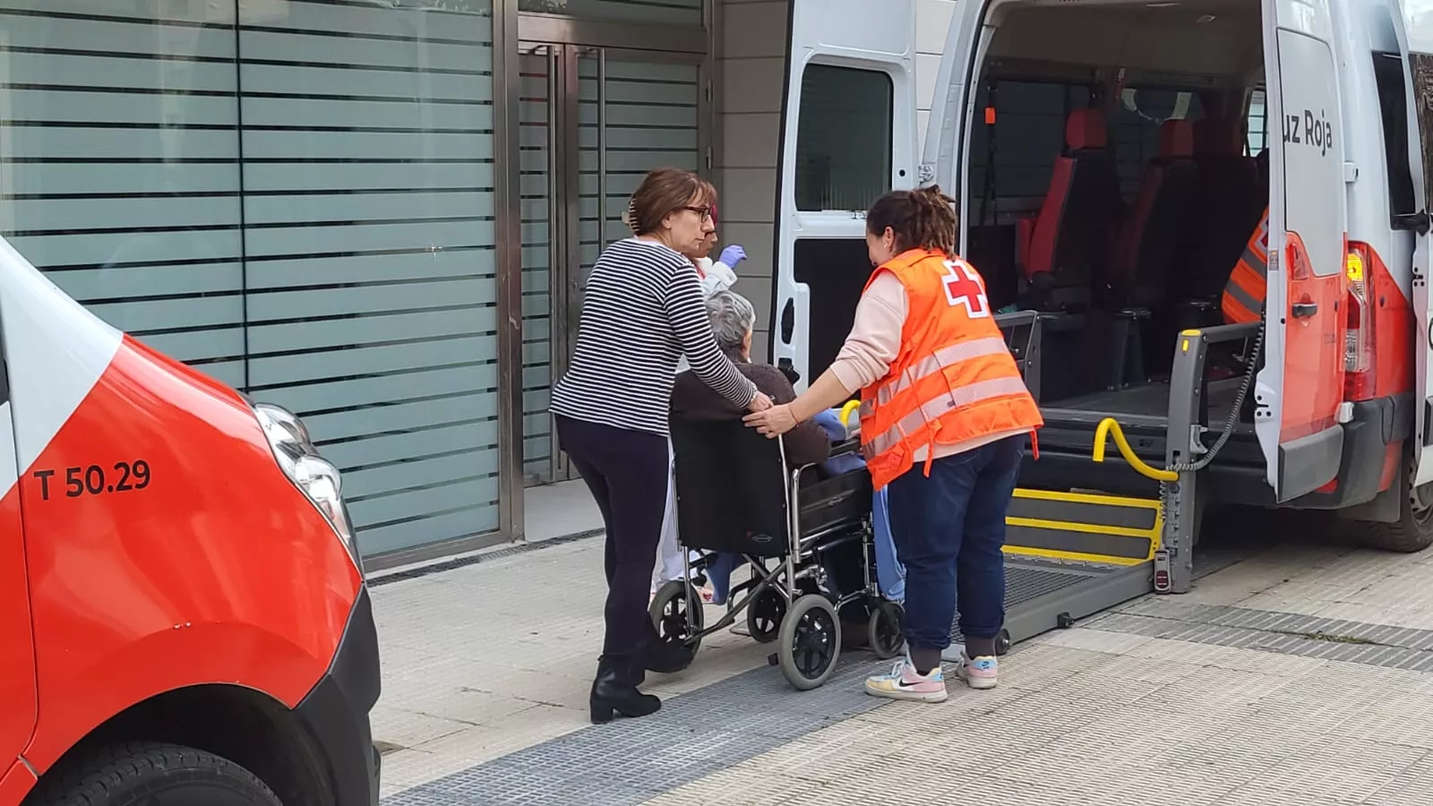 Llegada de los residentes de Villafranca de Ebro a Huesca. Foto Javier García Antón