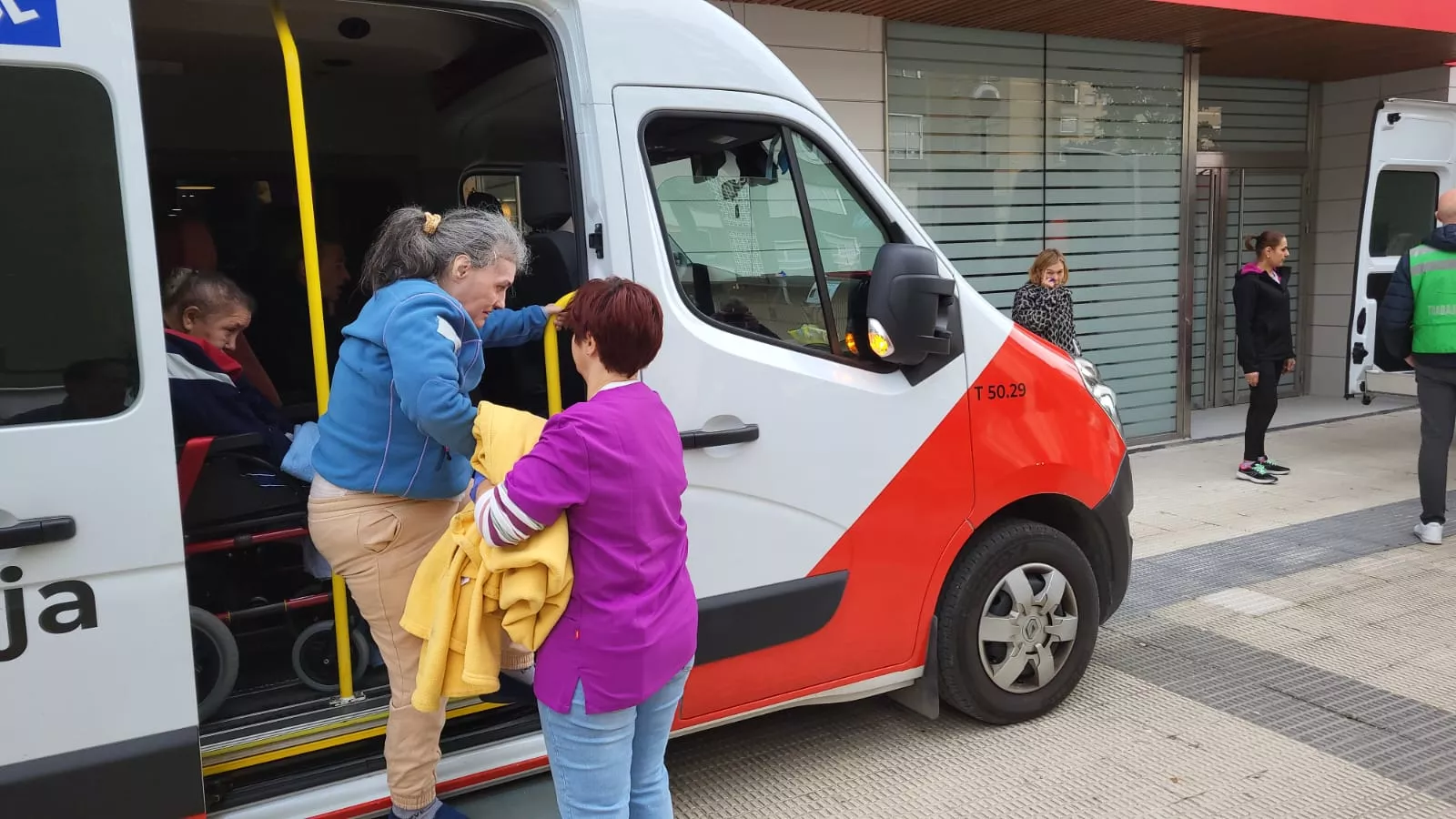Llegada de los residentes de Villafranca de Ebro a Huesca. Foto Javier García Antón
