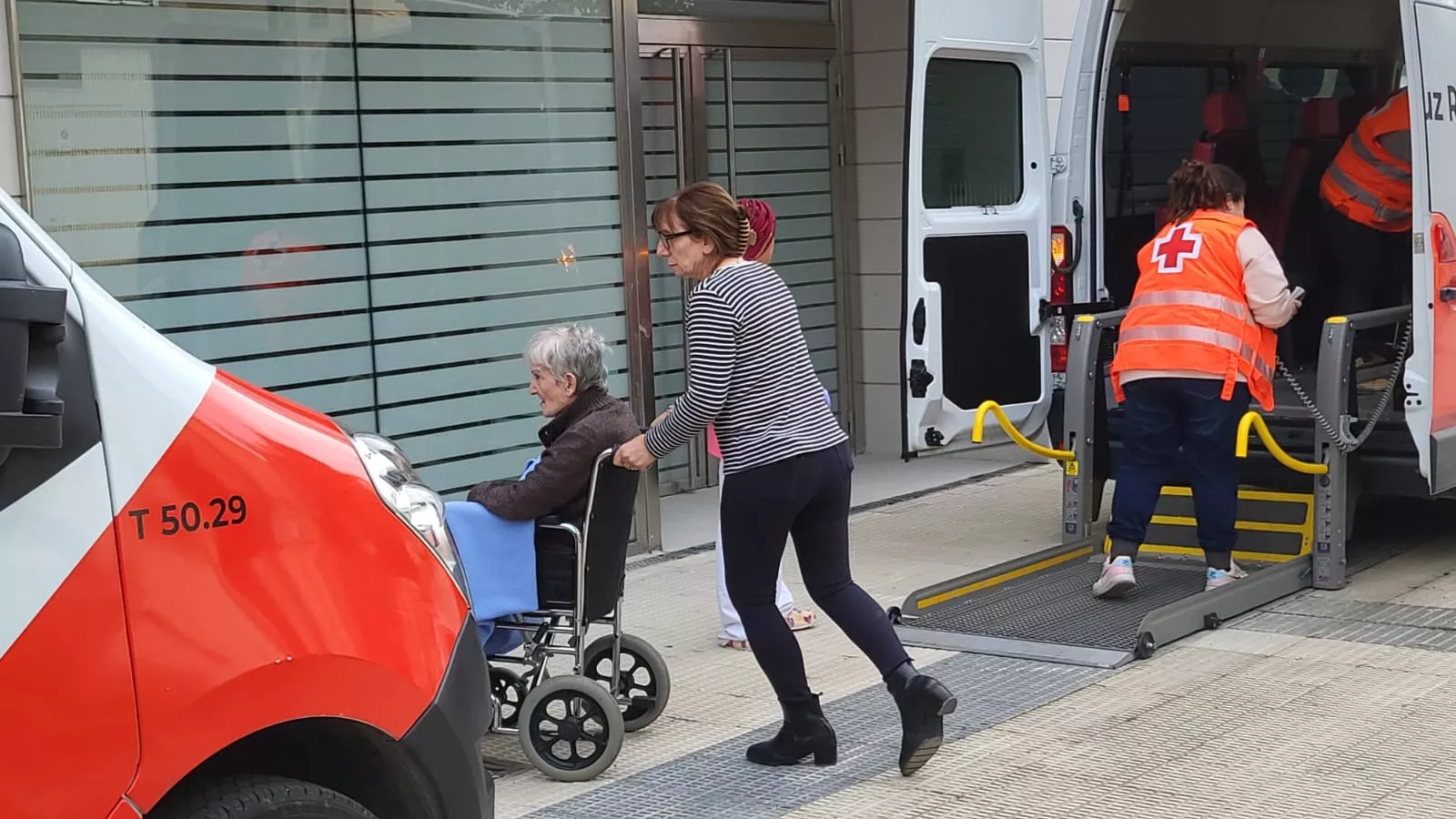 Llegada de los residentes de Villafranca de Ebro a Huesca. Foto Javier García Antón