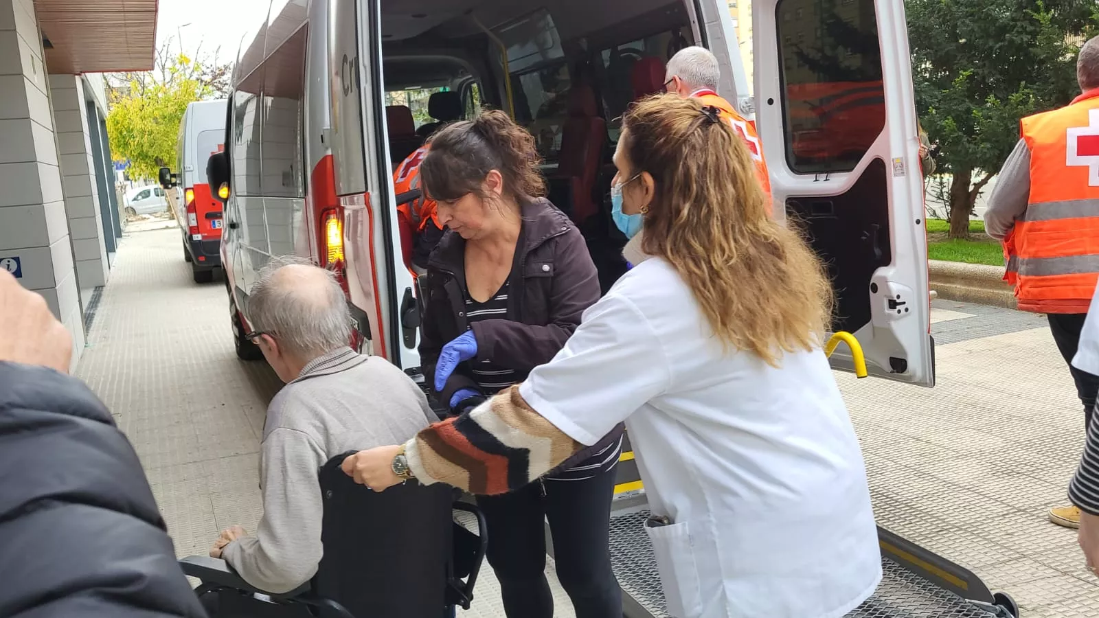 Llegada de los residentes de Villafranca de Ebro a Huesca. Foto Javier García Antón