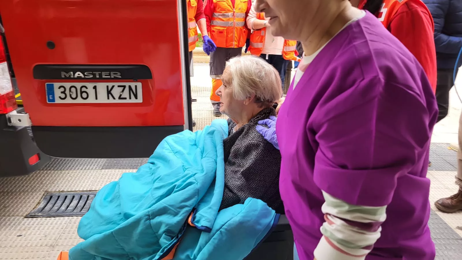 Llegada de los residentes de Villafranca de Ebro a Huesca. Foto Javier García Antón