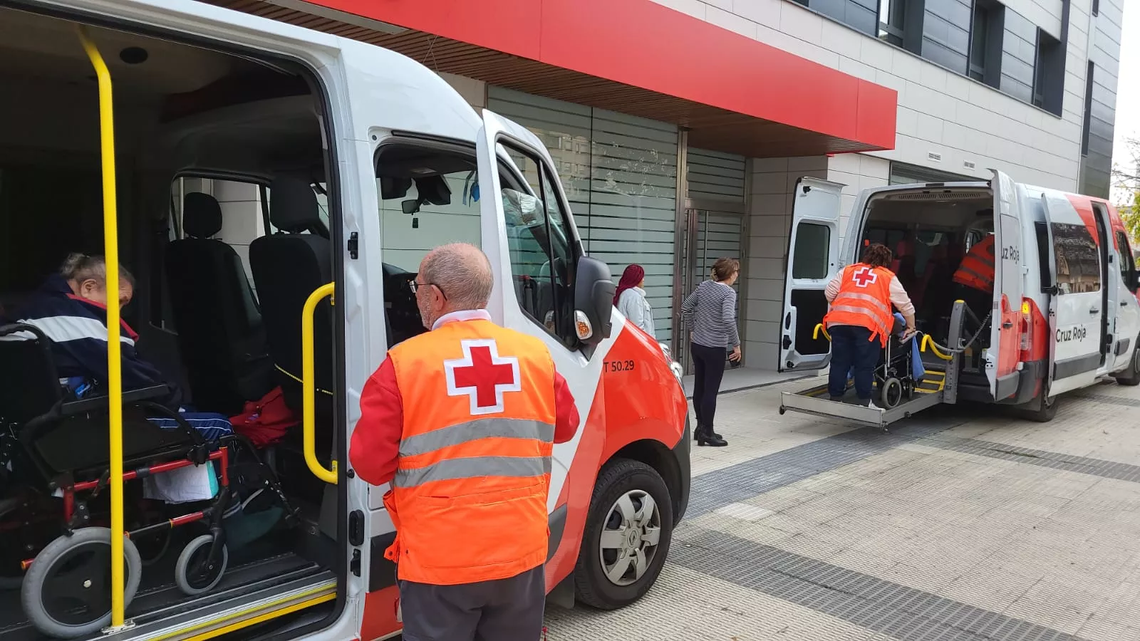 Llegada de los residentes de Villafranca de Ebro a Huesca. Foto Javier García Antón